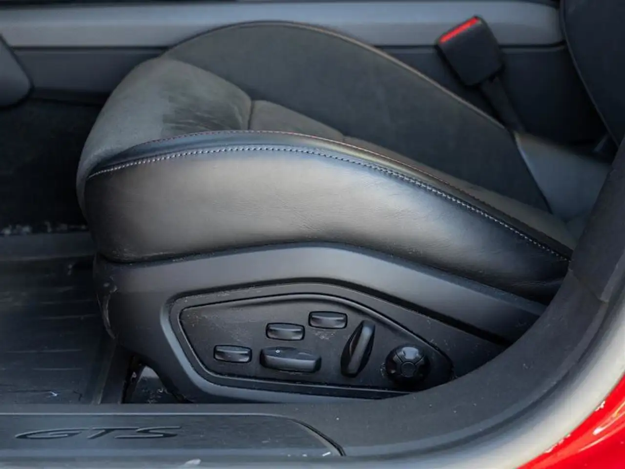 Porsche Taycan снимка Porsche Taycan