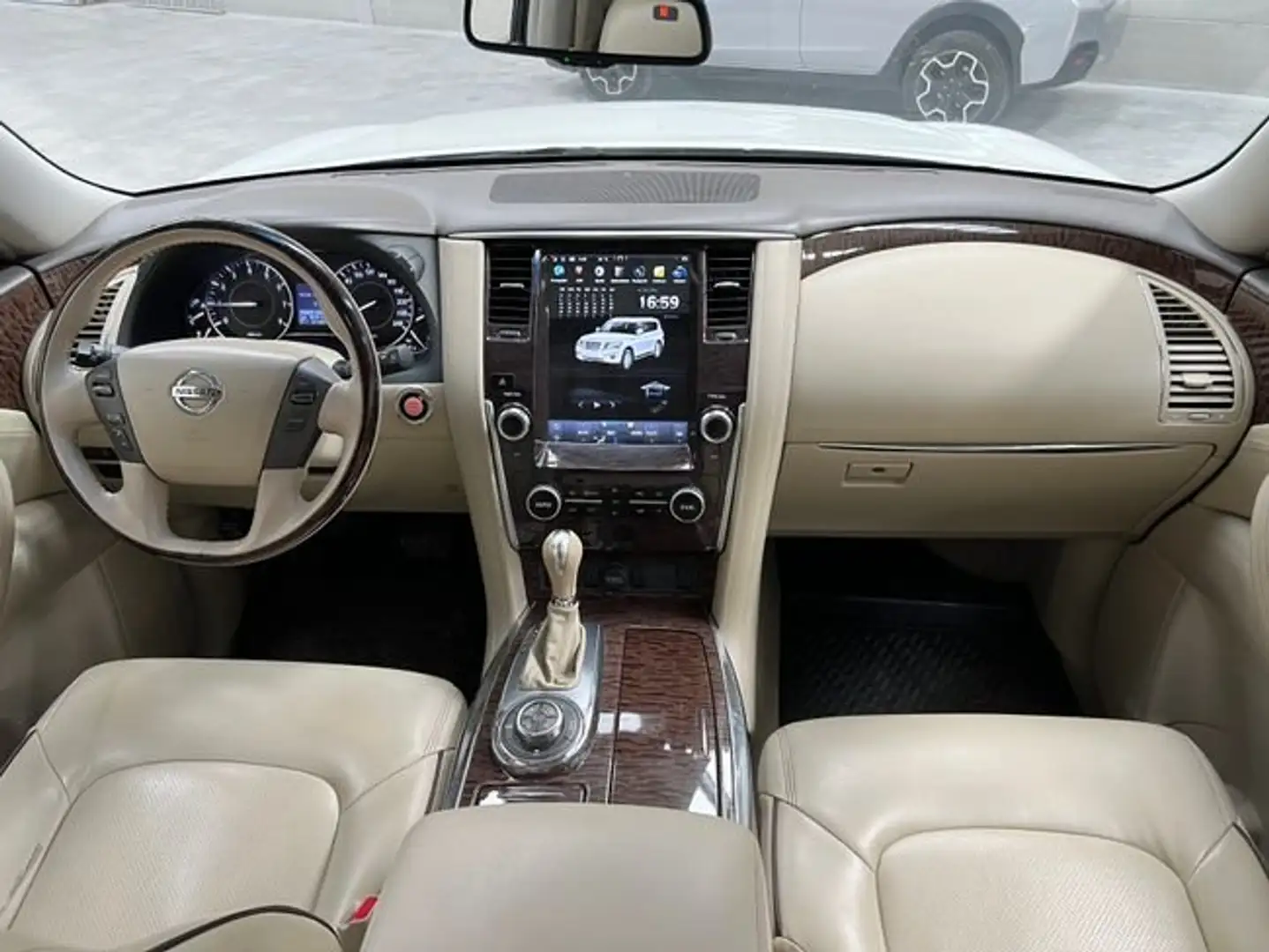 Nissan Patrol 2010 Beige - 2