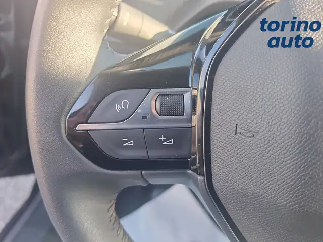 Peugeot 208 view 12