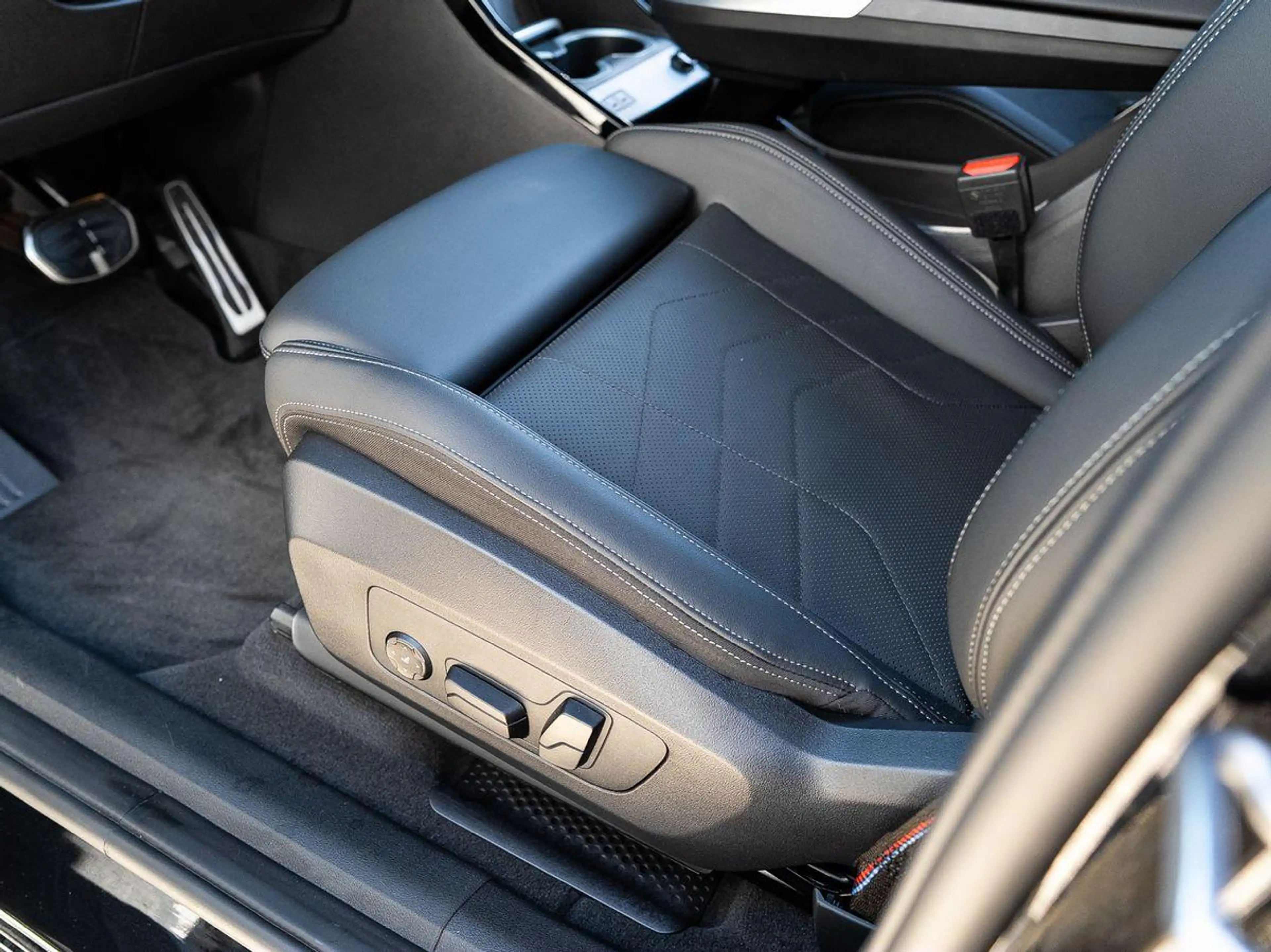 BMW X1 xDrive20d M-Sport PRO AHK PANO ACC HuD eSitze — photo 13