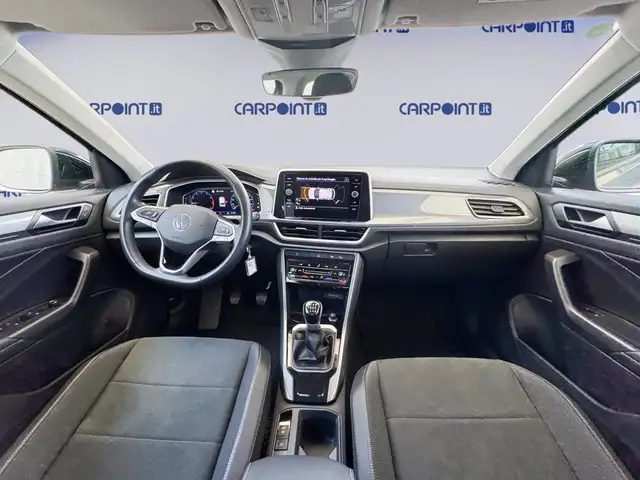 Volkswagen T-Roc view 11