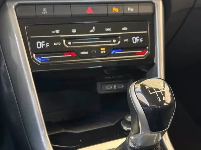 Volkswagen T-Roc view 25