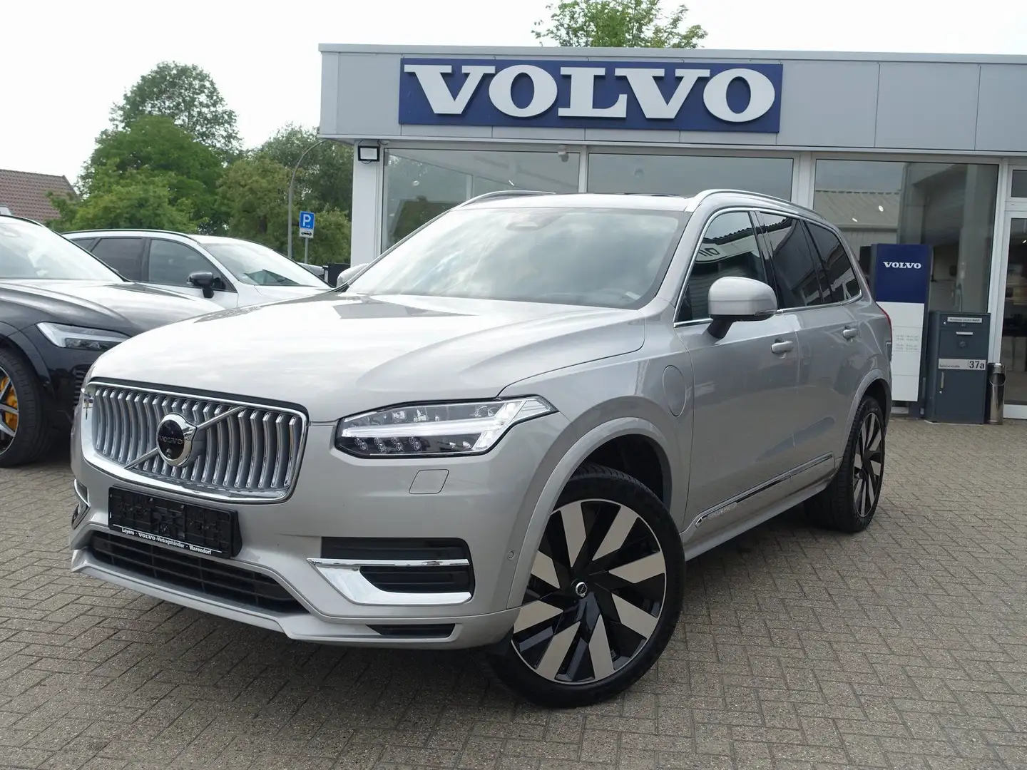 Volvo XC90 Recharge Ultimate T8 AWD/Massage/FourC/B&W Silber - 1