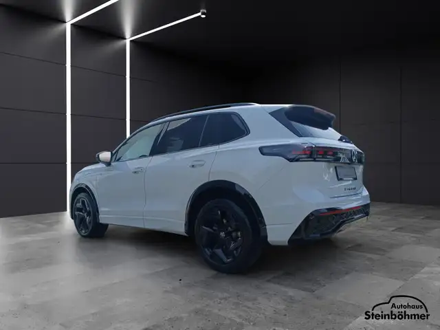 Volkswagen Tiguan view 4