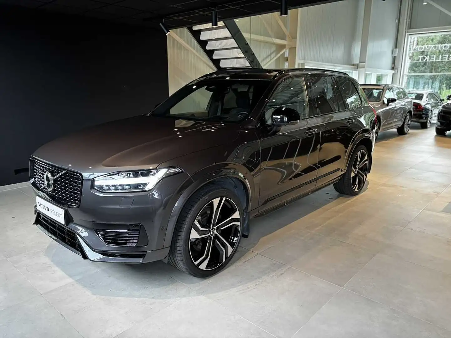 Volvo XC90 Ultimate, T8 AWD PHEV, El/Benzine, Dark, 7 zitplaa Gris - 1