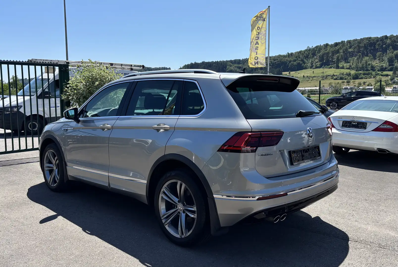 Volkswagen Tiguan 2.0 TSI R-Line 4Motion DSG Grijs - 2