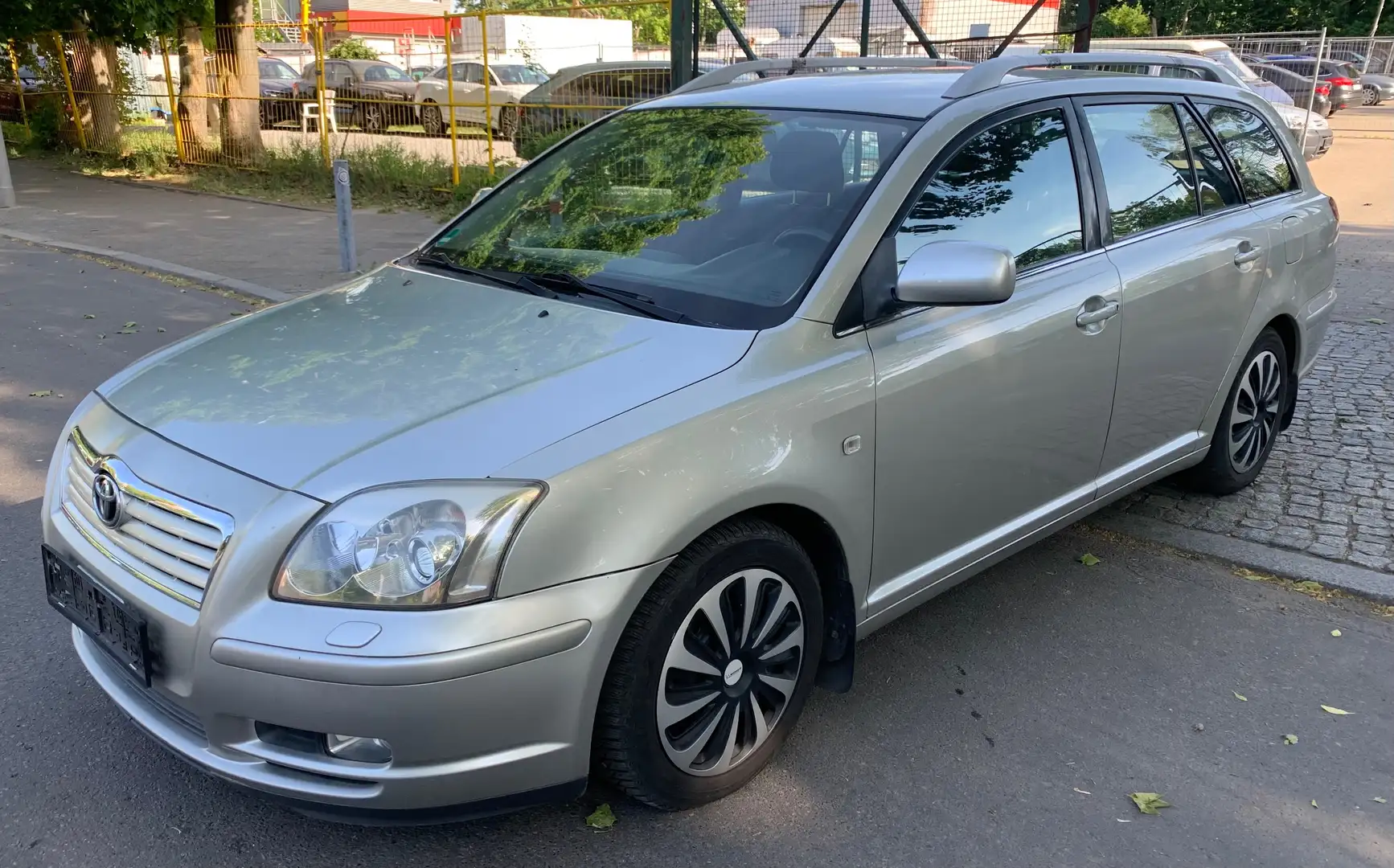 Toyota Avensis 1.8 LPG GAS Anlage.Automatik .1 hand Silber - 2