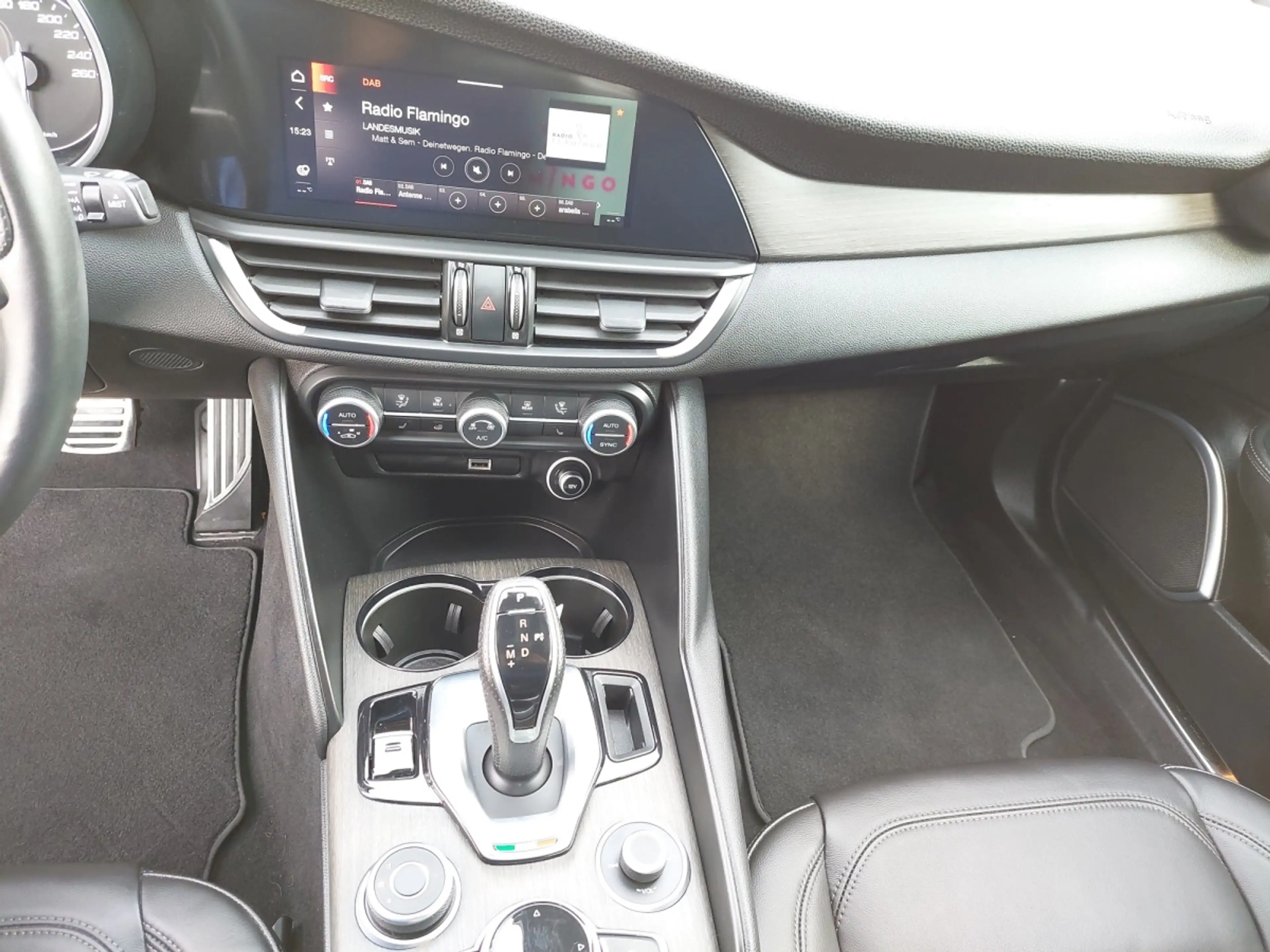 Alfa Romeo Giulia Ti 2.0 280 AT8 Q4 — photo 8