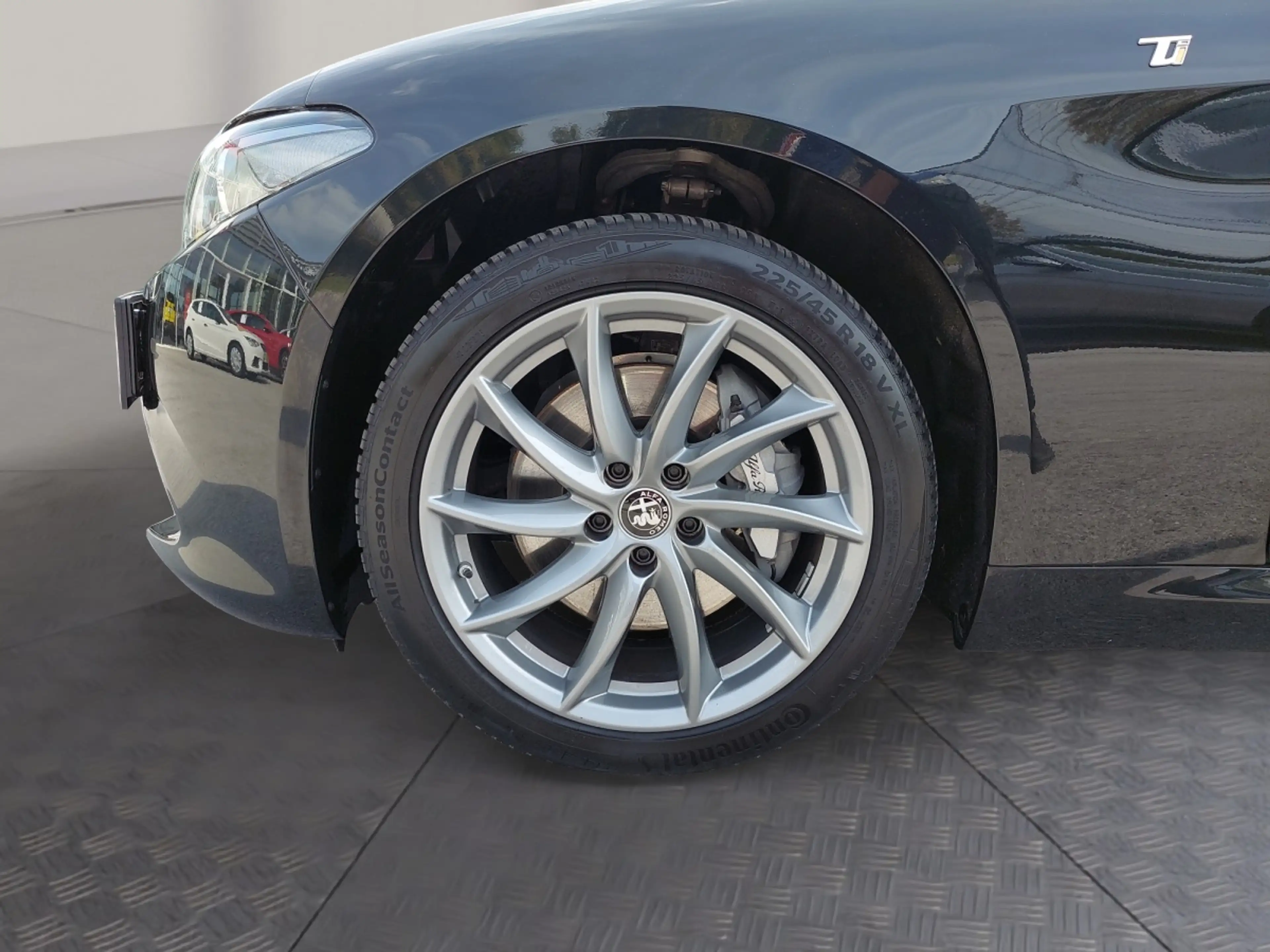 Alfa Romeo Giulia Ti 2.0 280 AT8 Q4 — photo 13