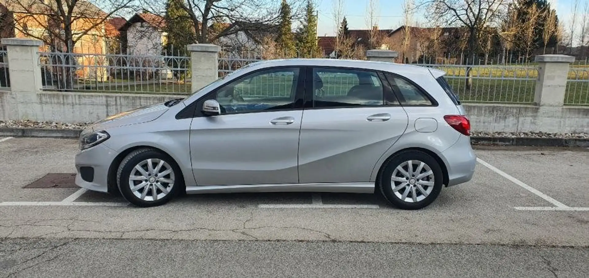 Mercedes-Benz B 180 *KEYLESS*KAMERA* Gris - 1