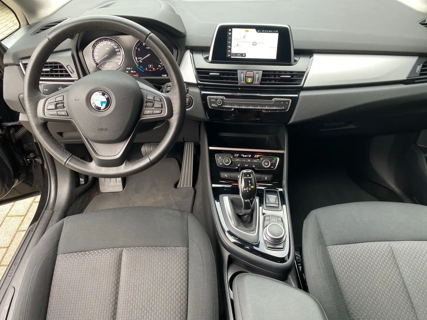 BMW 218 d Active Tourer AHK/LED/NAVI/TEMPO/DAB/SH Zwart - 2