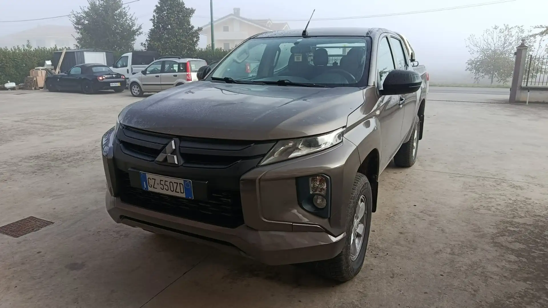 Mitsubishi L200 INTENSE 4WD Gris - 1