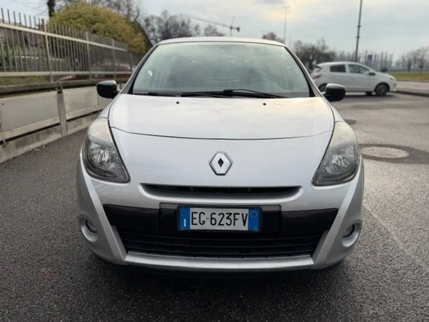 Renault Clio 5p 1.5 dci Euro 5 adatta a neopatentati Plateado - 2