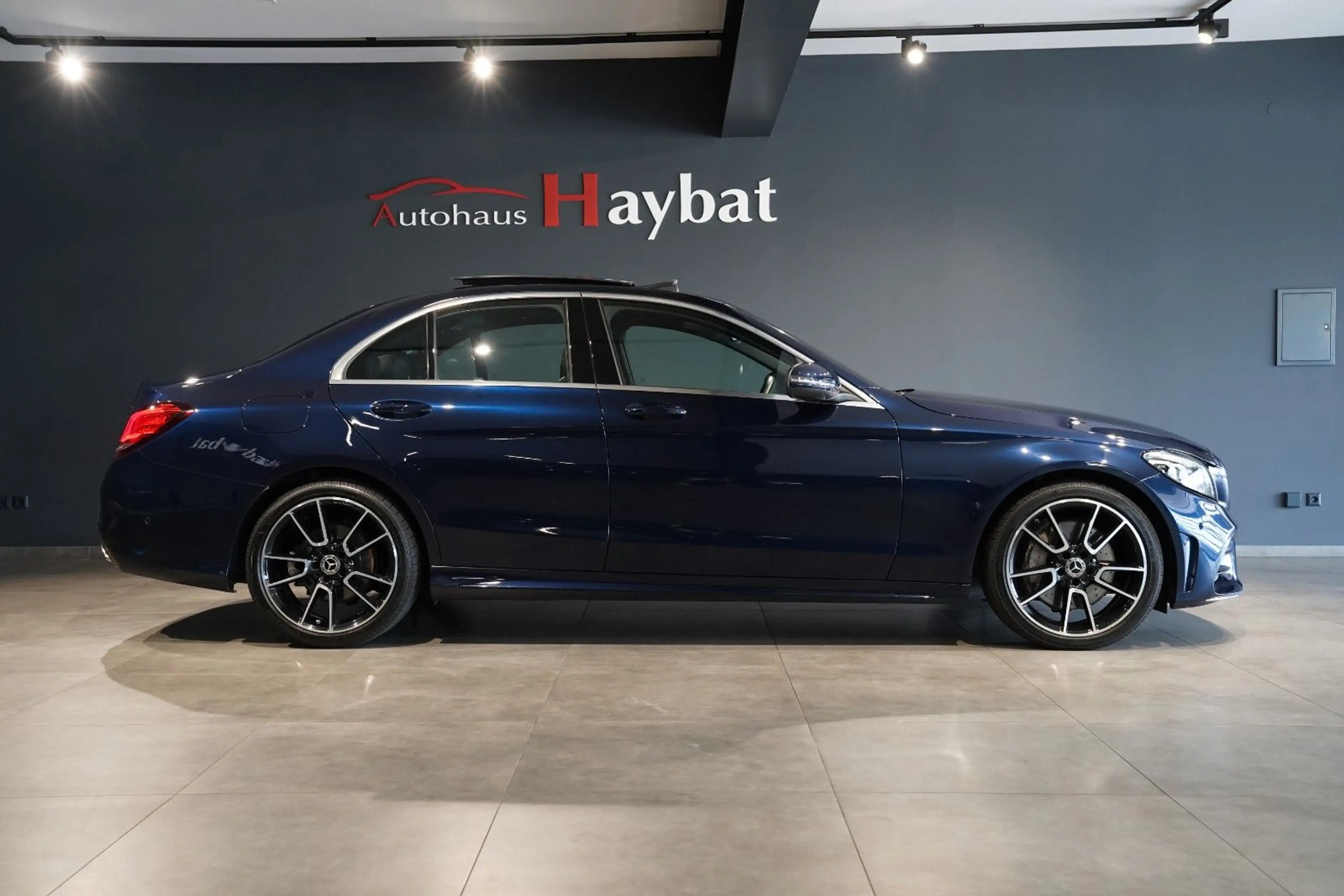 Mercedes-Benz C 400 4Mat AMG Comand-MBeam-Pano-RFK-Burm-Distr — photo 4