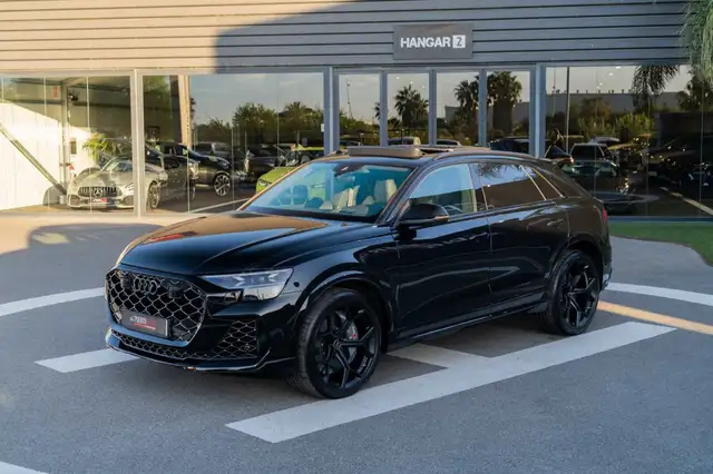 Audi RS Q8 view 3