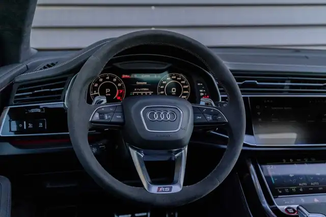 Audi RS Q8 view 8