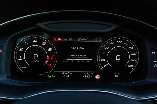 Audi RS Q8 view 9