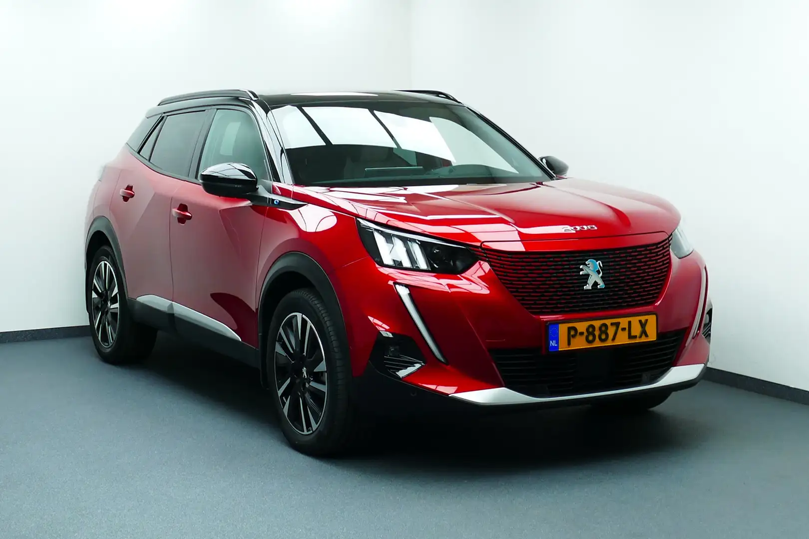 Peugeot e-2008 EV GT Pack 50 kWh. Bi Tone, Navi, Camera, StoelVer Rood - 1