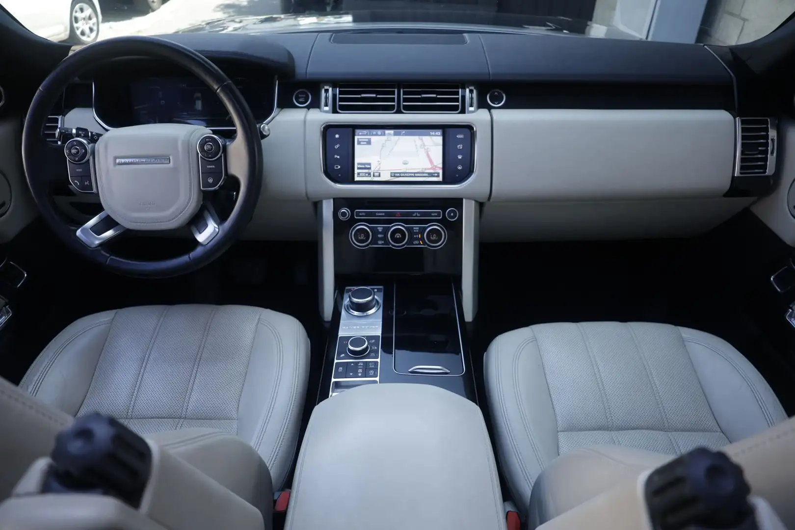 Land Rover Range Rover Land Rover Range Rover 3.0 TDV6 SVAutobiography T Fekete - 2