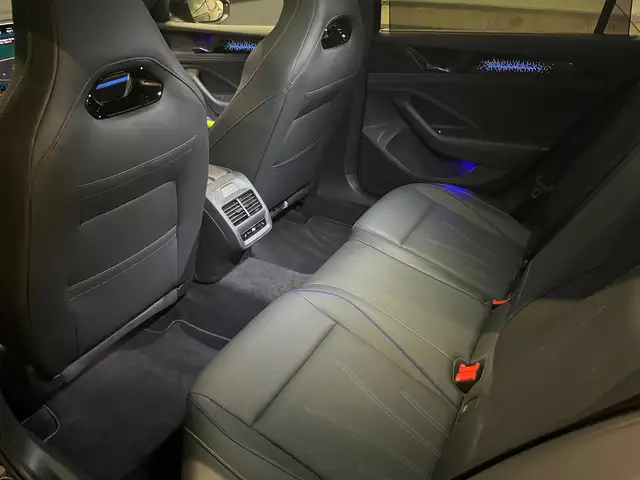 Volkswagen Passat view 14