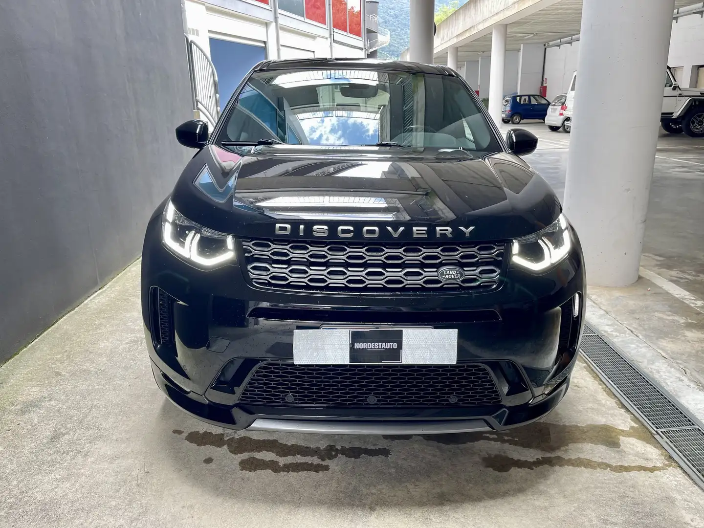 Land Rover Discovery Sport 2.0D TD4 MHEV R-Dynamic HSE AWD 4X4 180CV AUTOM. Zwart - 2