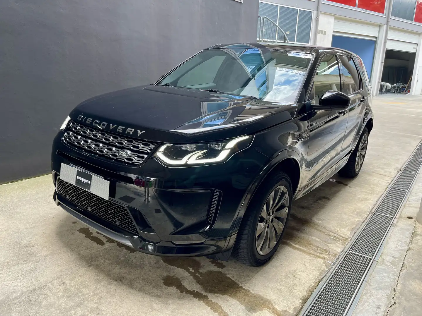 Land Rover Discovery Sport 2.0D TD4 MHEV R-Dynamic HSE AWD 4X4 180CV AUTOM. Zwart - 1