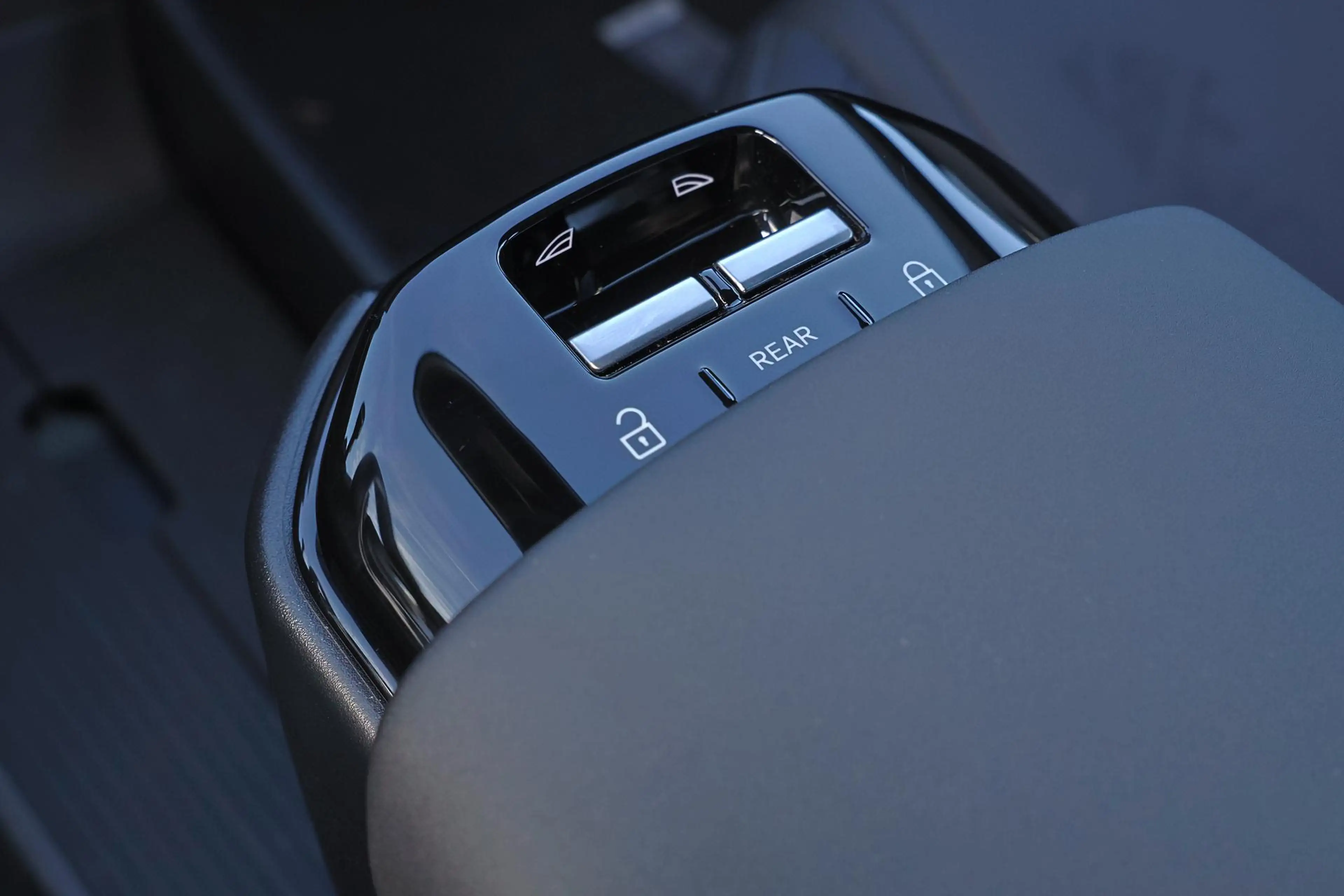 Volvo EX30 Extended Range Plus 69 kWh - Adaptive Cruise Contr — photo 9