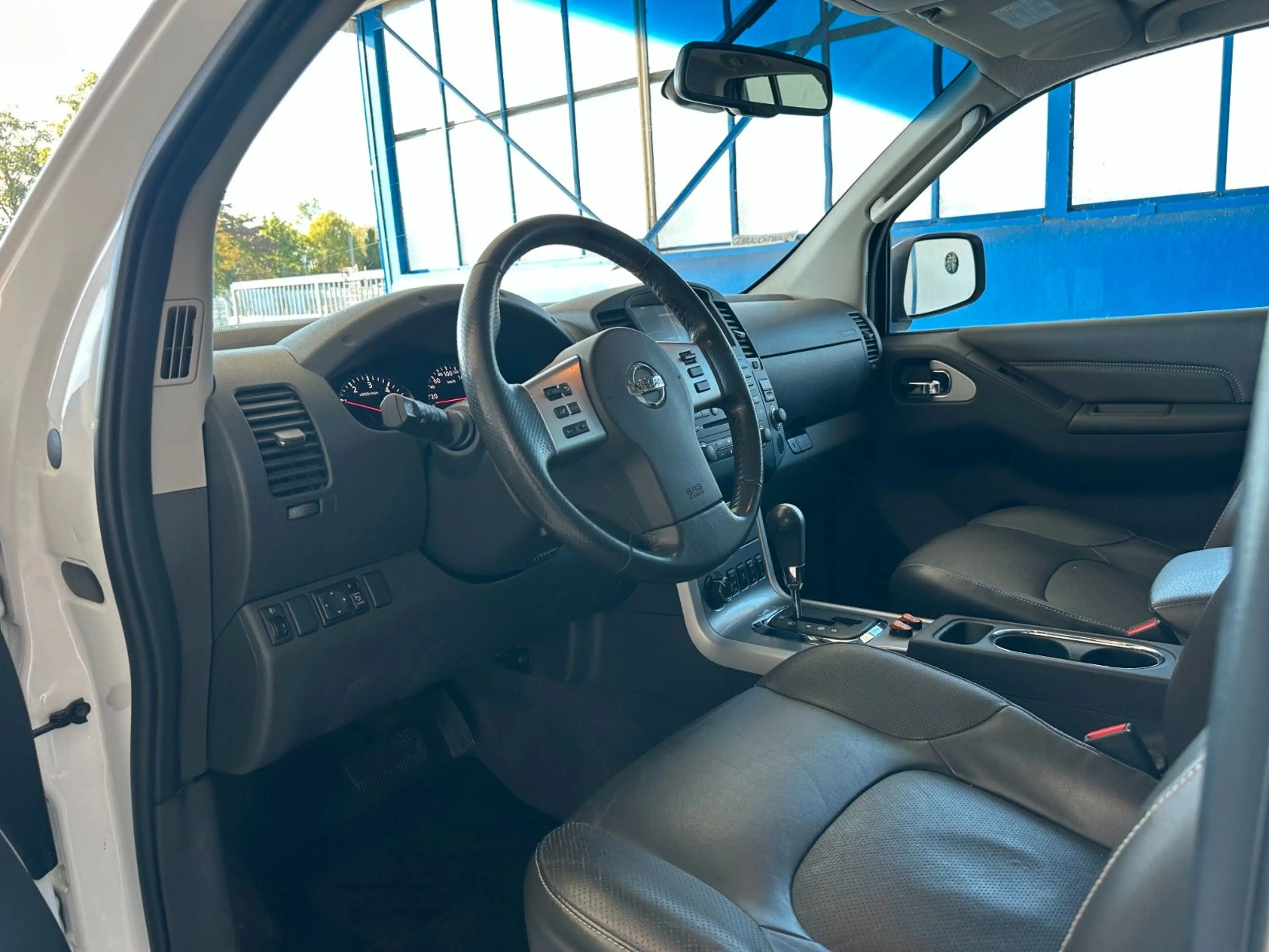 Nissan Navara Pickup Double Cab LE V6 4X4 / Kamera /SHZ — photo 23