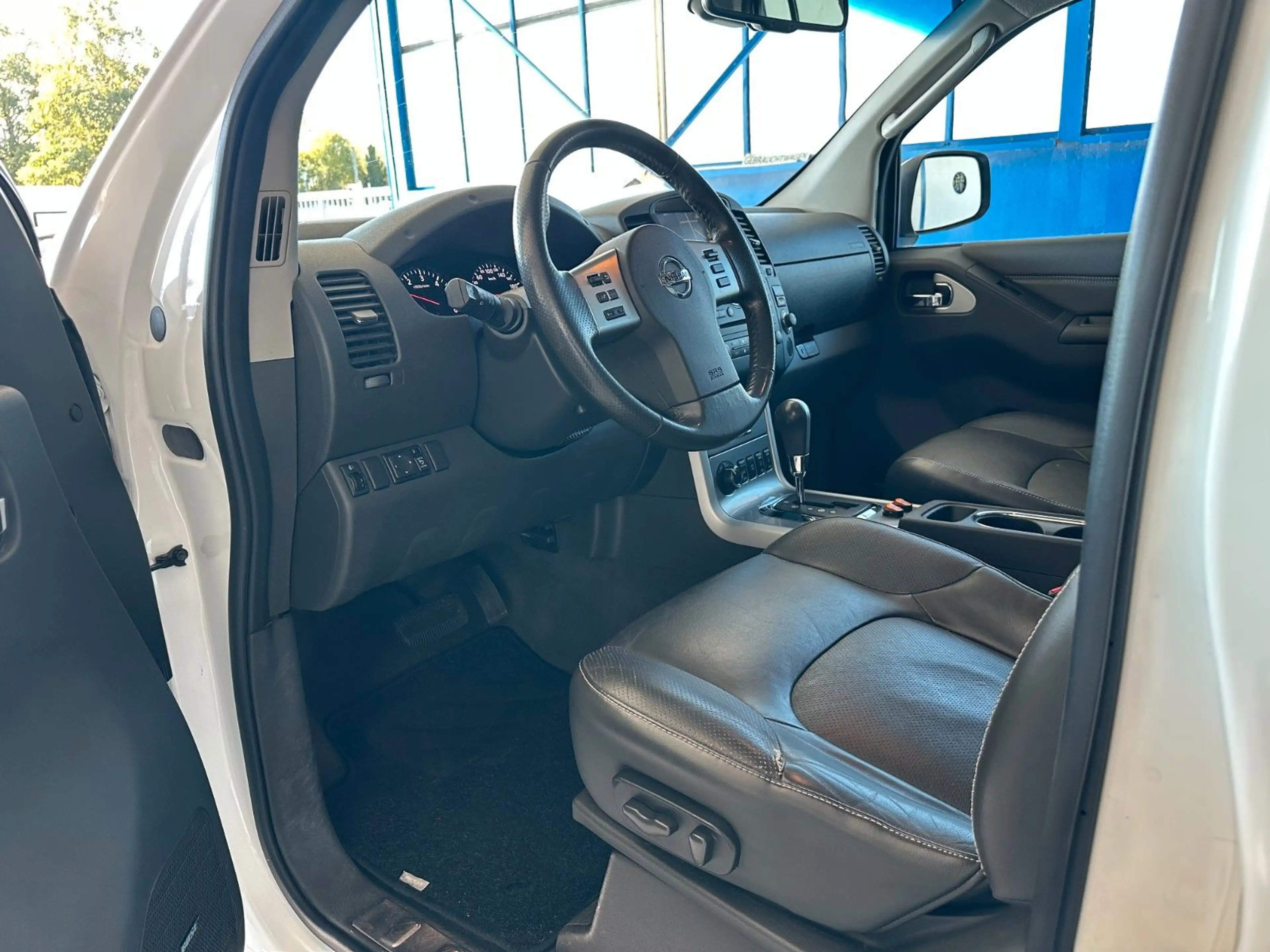 Nissan Navara Pickup Double Cab LE V6 4X4 / Kamera /SHZ — photo 21