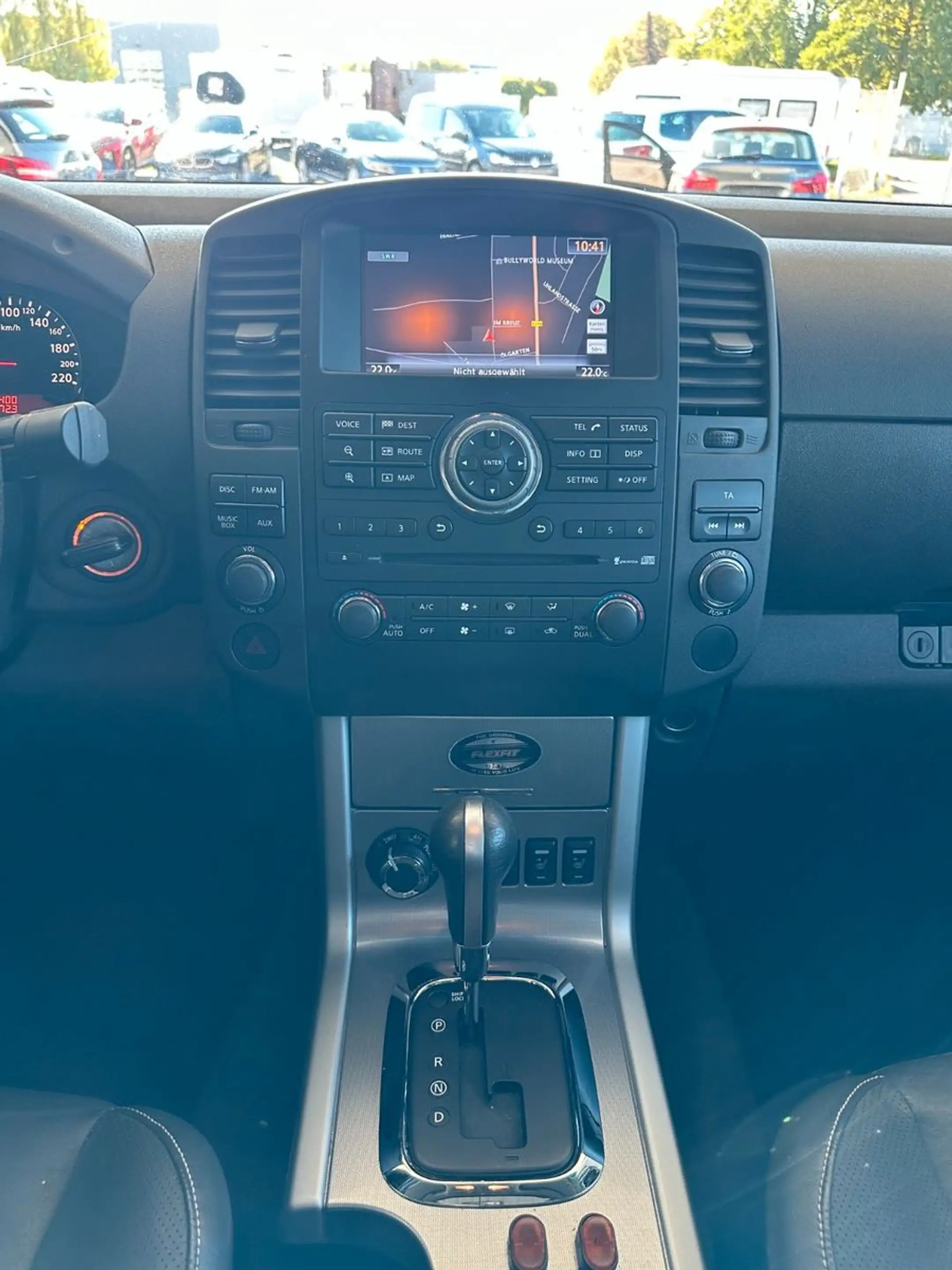 Nissan Navara Pickup Double Cab LE V6 4X4 / Kamera /SHZ — photo 18
