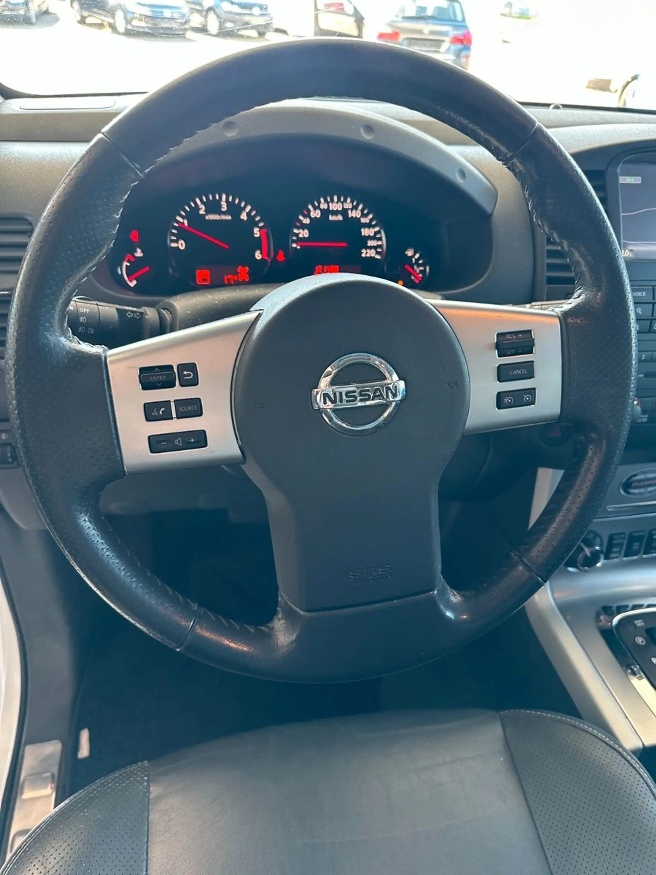 Nissan Navara Pickup Double Cab LE V6 4X4 / Kamera /SHZ — photo 31