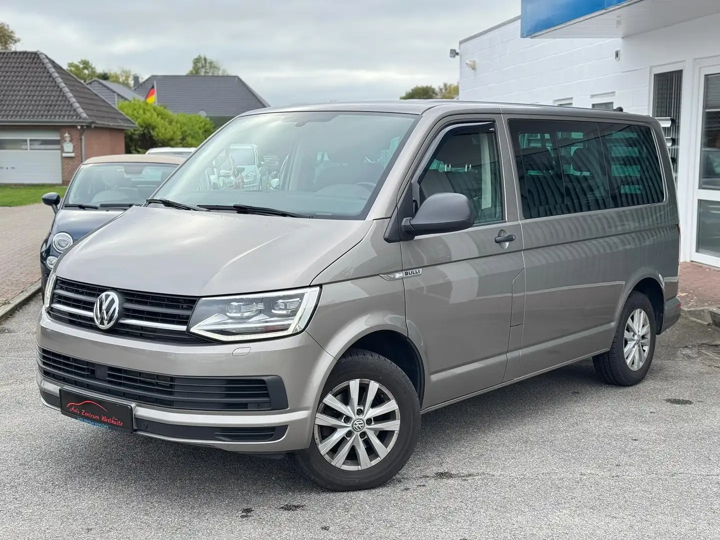 Volkswagen T6 Multivan 2.0 TDI DSG AHK 7Sitzer Kamera Navi Beige - 2