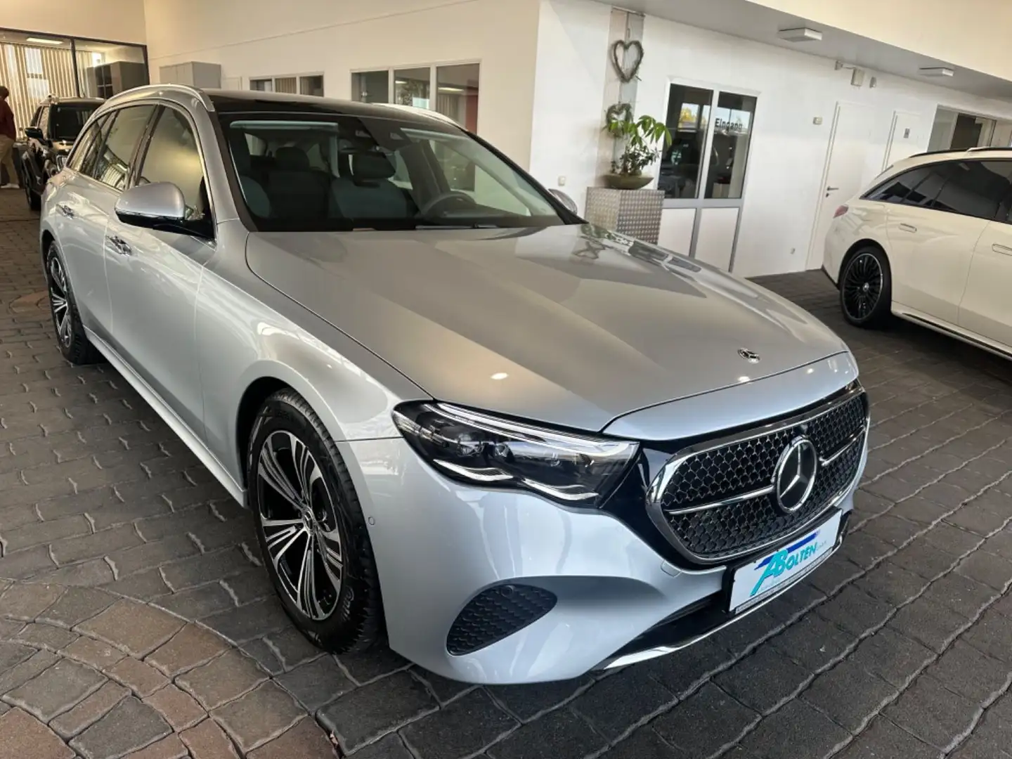 Mercedes-Benz E 220 d T Autom.1100km.+-Pano.-360°-Fahrassy + Plateado - 1