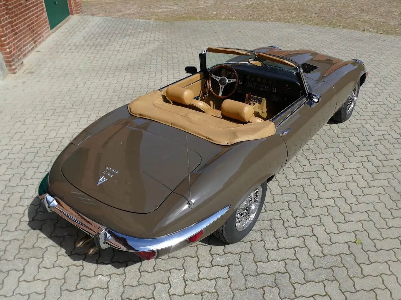 Jaguar E-Type V12 Roadster in sable brown, foto 8