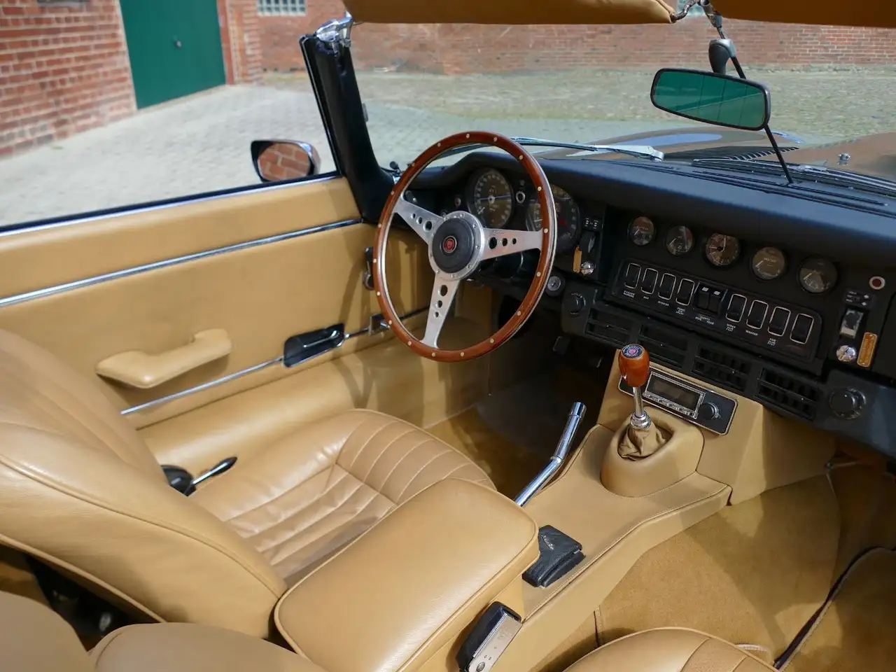 Jaguar E-Type V12 Roadster in sable brown, foto 11