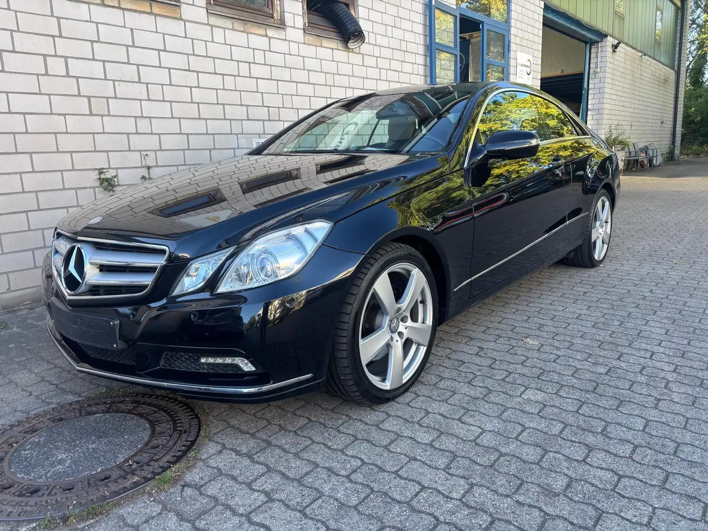 Mercedes-Benz E 350 CDI Coupe 1.Hd/LederGrau/Pano/AHK/Memory Noir - 2