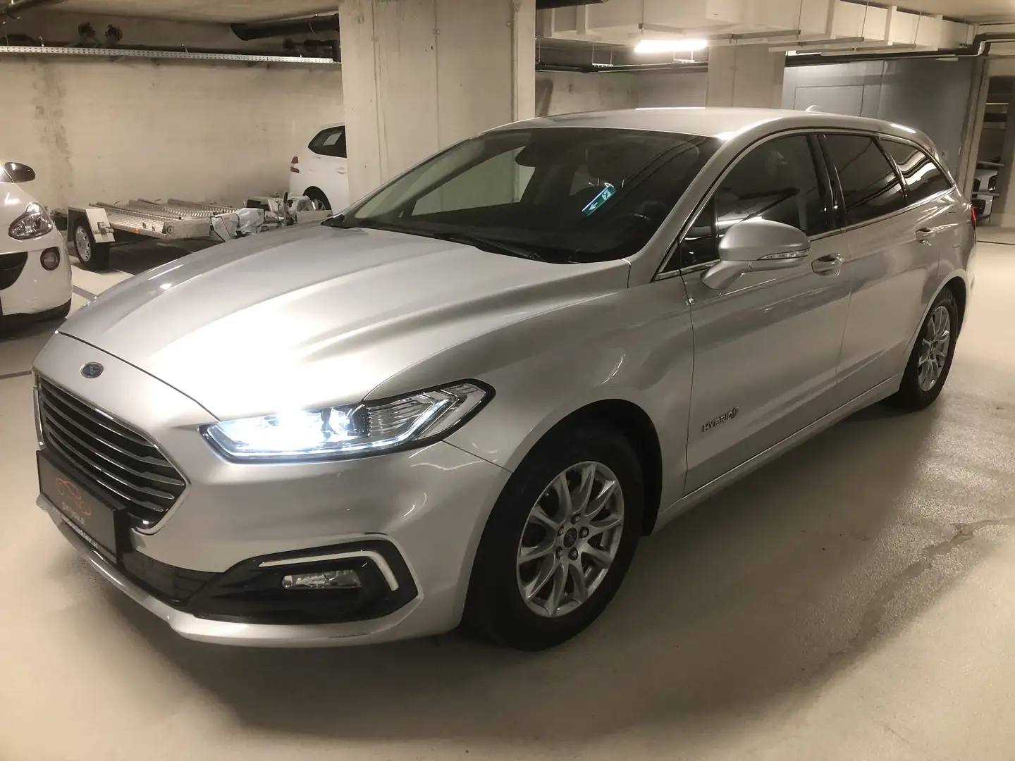 Ford Mondeo Traveller Titanium 2,0 Hybrid Aut. Silber - 1