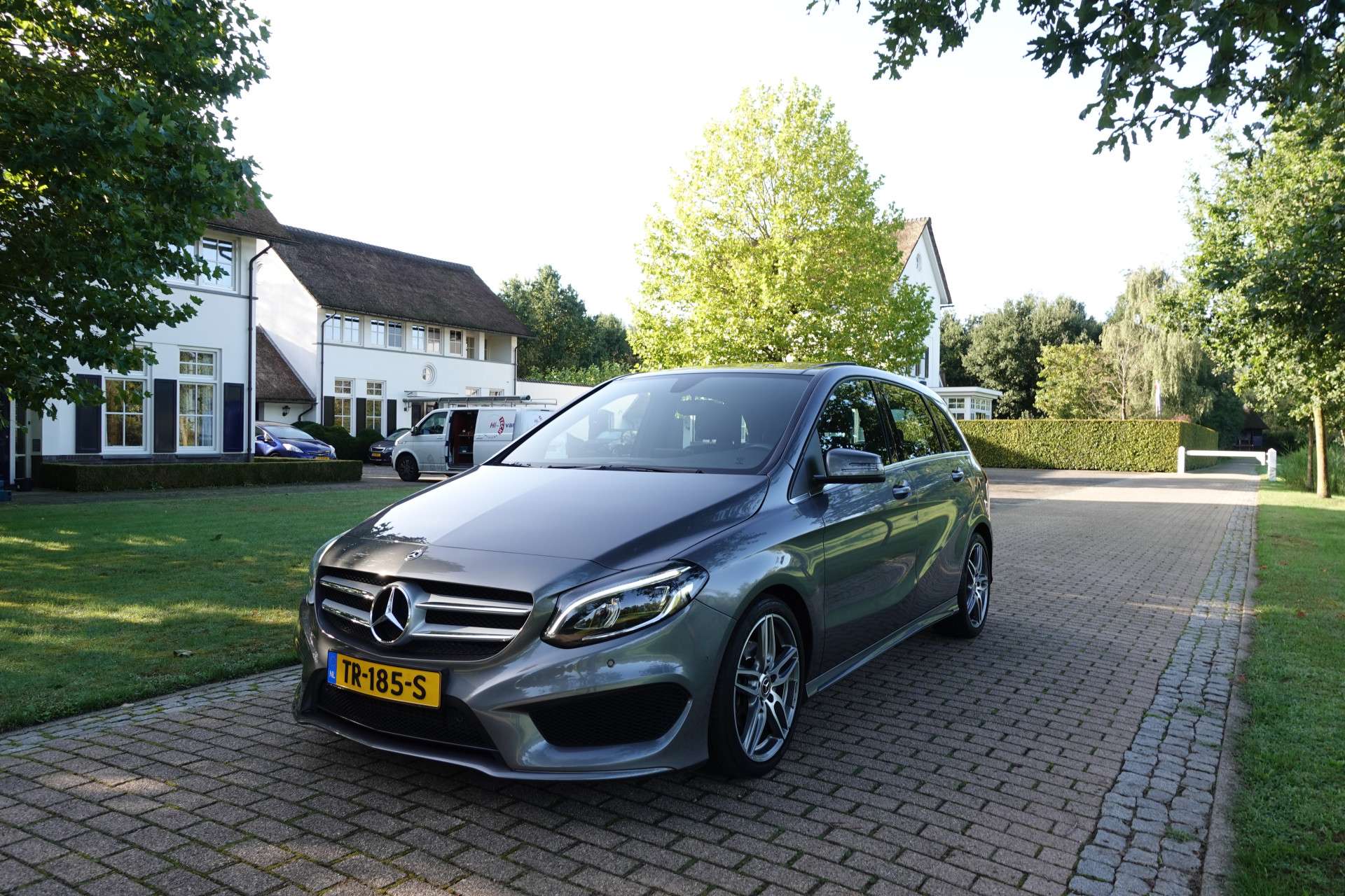 Mercedes-Benz B 180
