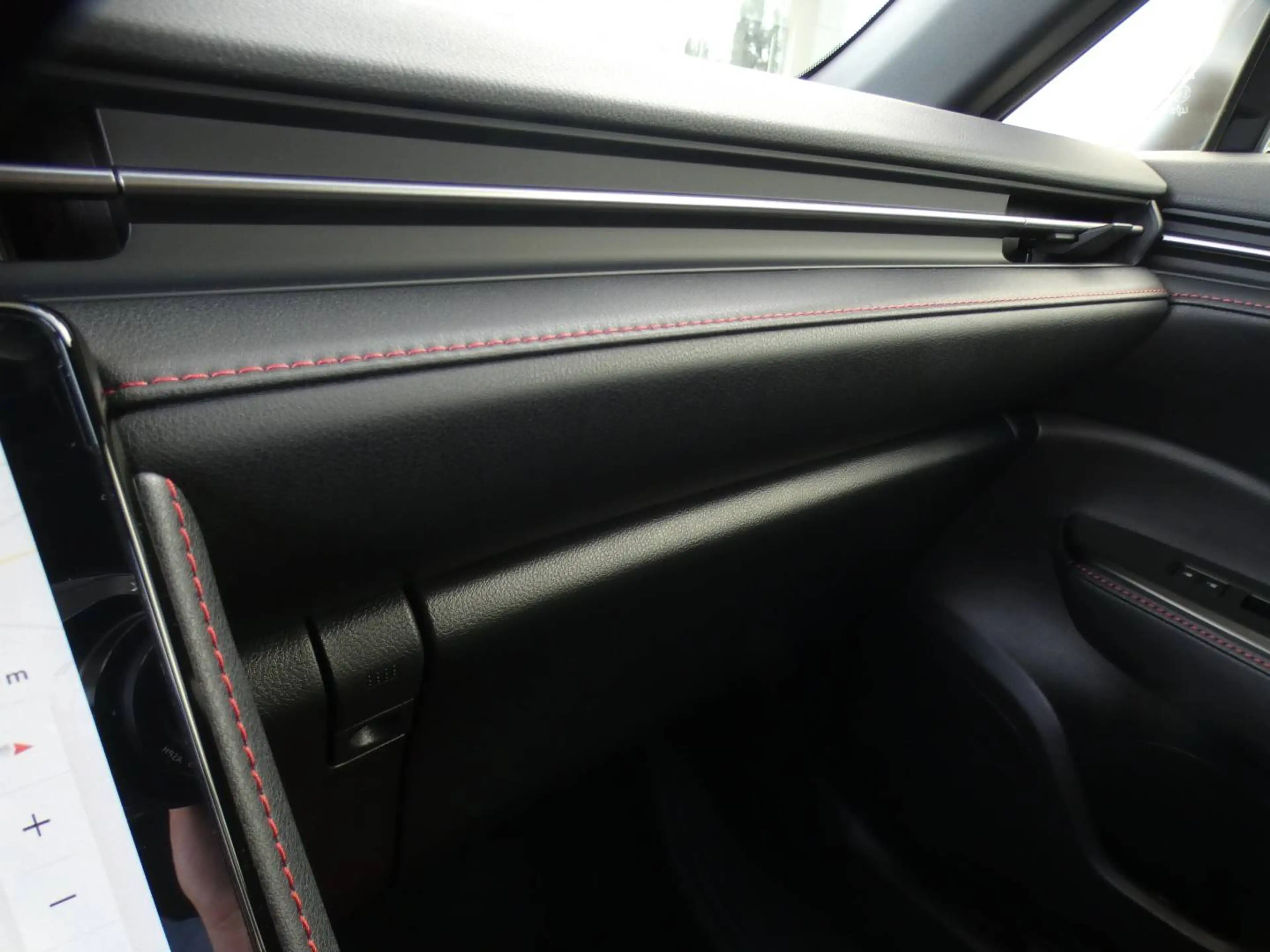Lexus LBX Hybrid EMOTION +ZWART LEDER +Dodehoek +Zetelverwarming +Stuurwielverwarming +Parkeersensoren +Getinte ramen — photo 13