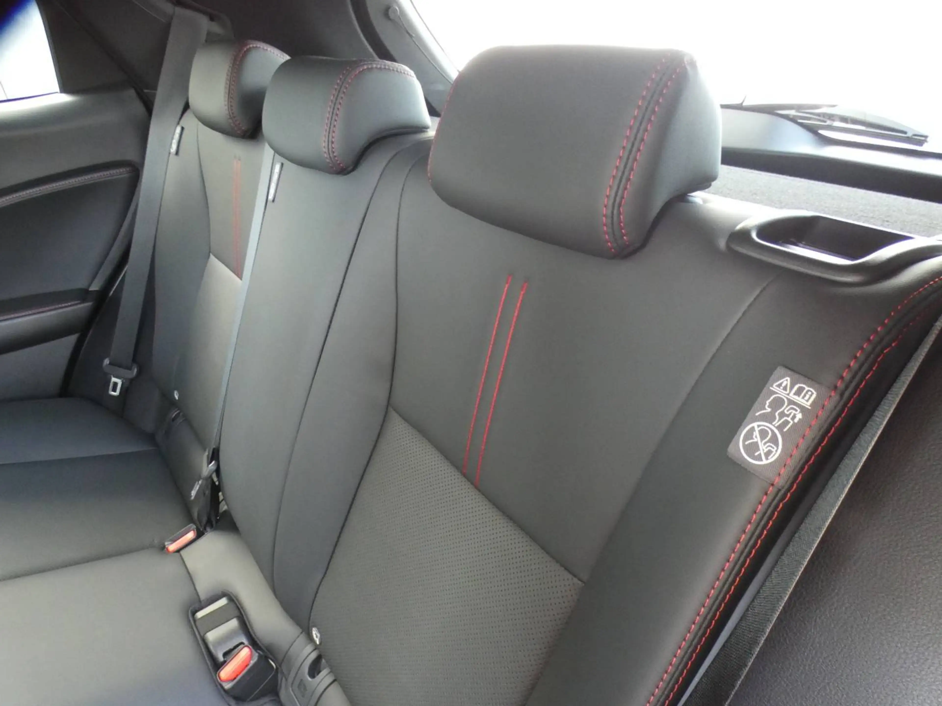 Lexus LBX Hybrid EMOTION +ZWART LEDER +Dodehoek +Zetelverwarming +Stuurwielverwarming +Parkeersensoren +Getinte ramen — photo 10