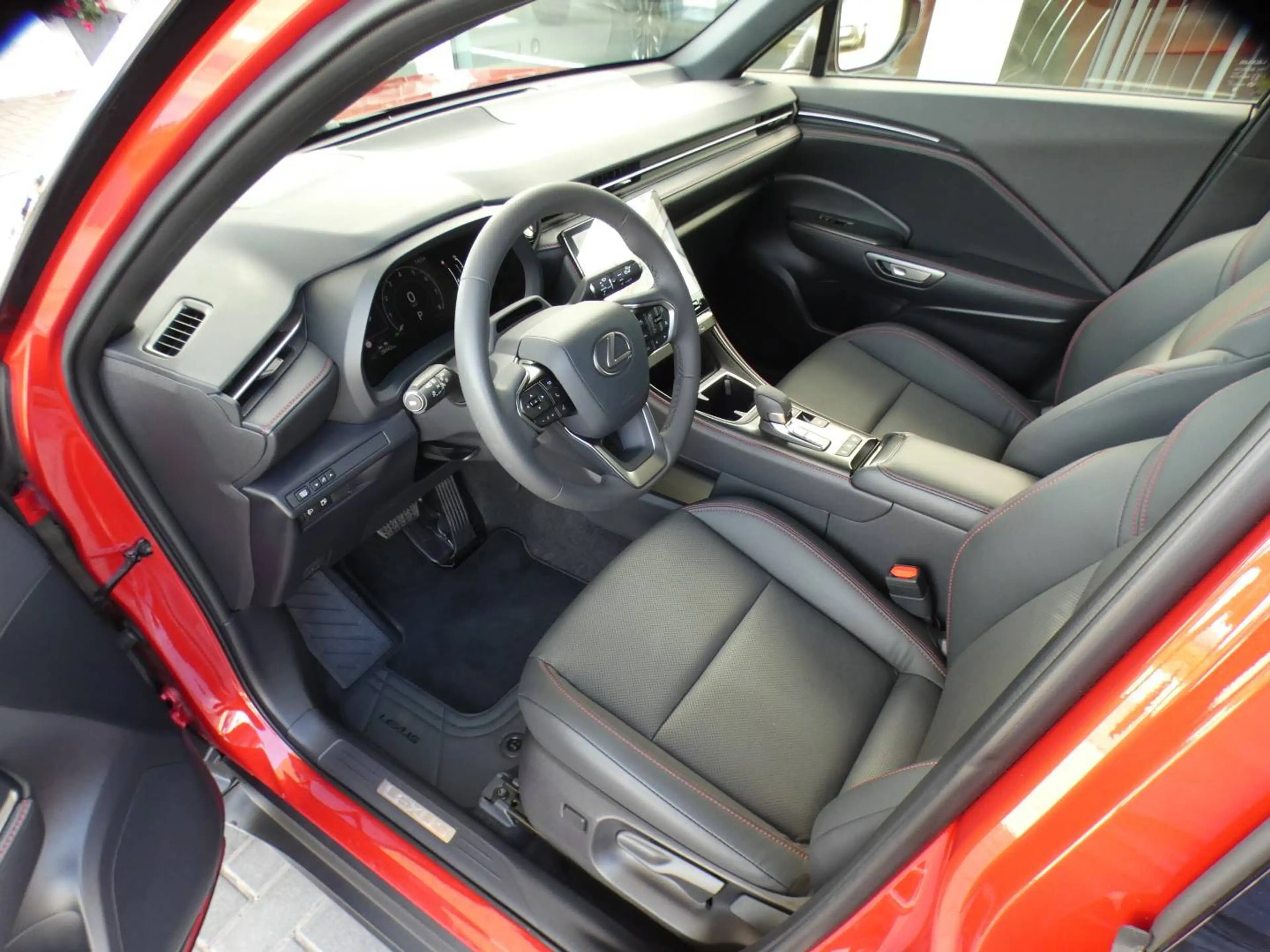 Lexus LBX Hybrid EMOTION +ZWART LEDER +Dodehoek +Zetelverwarming +Stuurwielverwarming +Parkeersensoren +Getinte ramen — photo 5