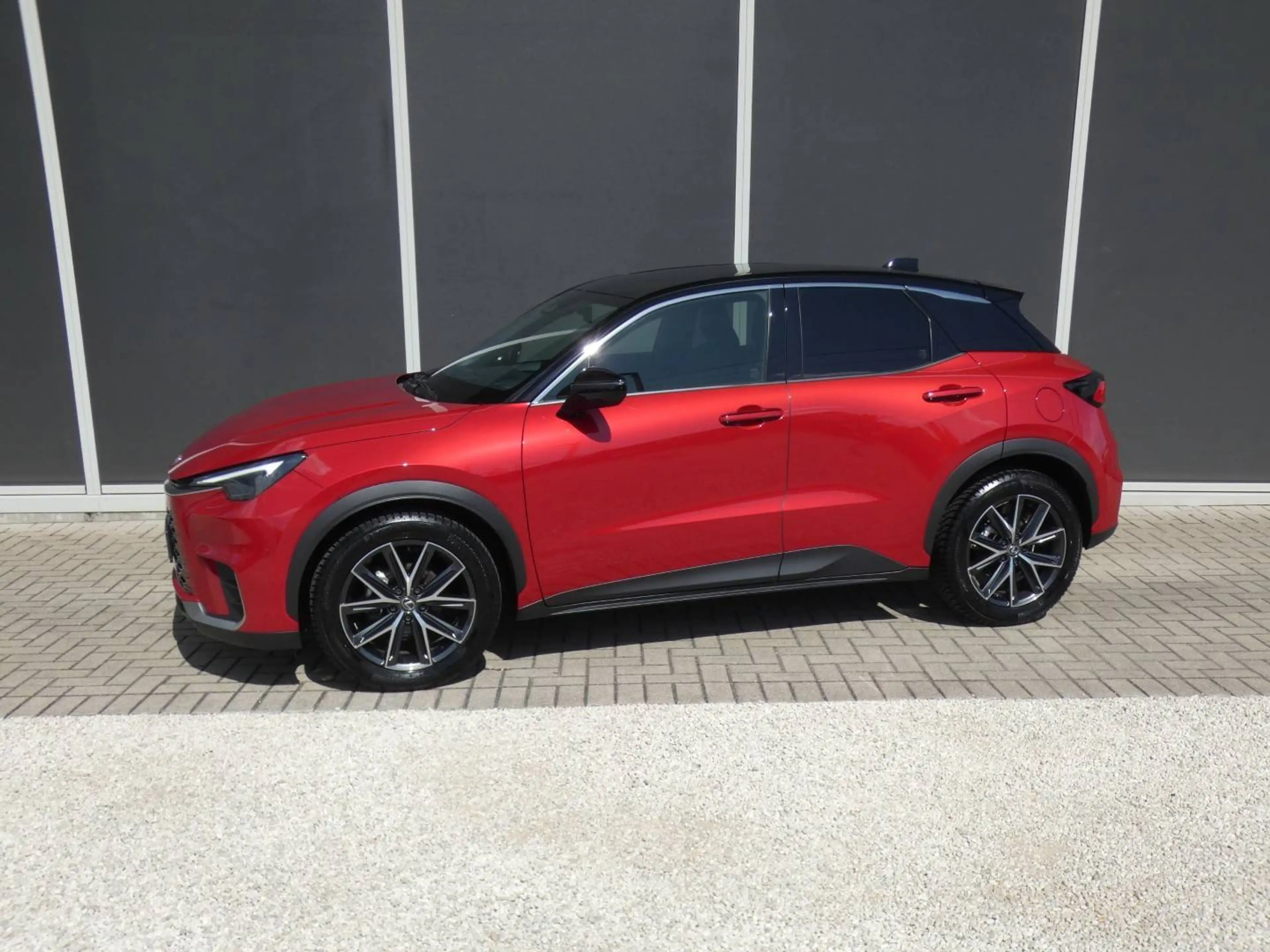 Lexus LBX Hybrid EMOTION +ZWART LEDER +Dodehoek +Zetelverwarming +Stuurwielverwarming +Parkeersensoren +Getinte ramen — photo 3