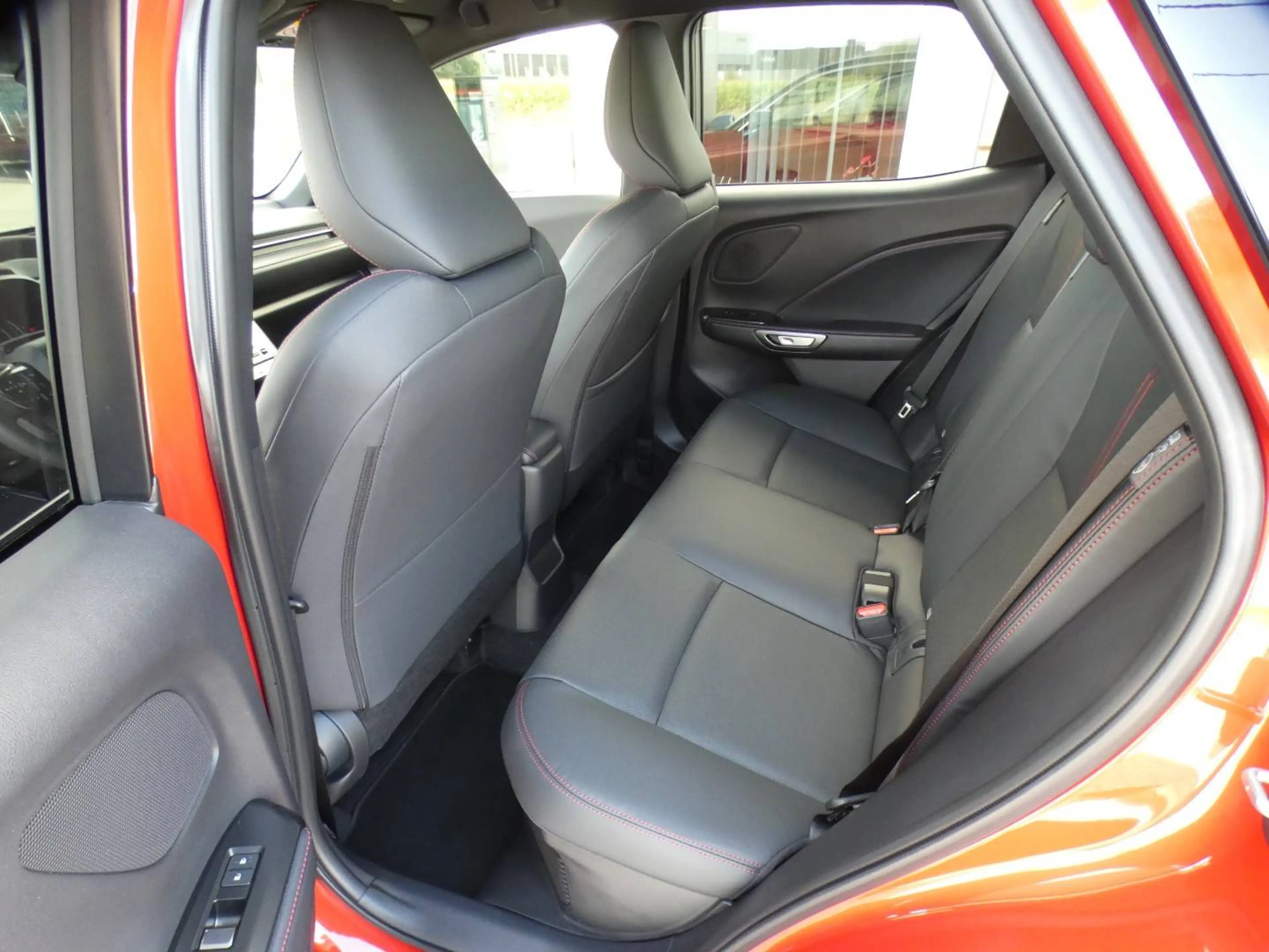 Lexus LBX Hybrid EMOTION +ZWART LEDER +Dodehoek +Zetelverwarming +Stuurwielverwarming +Parkeersensoren +Getinte ramen — photo 9