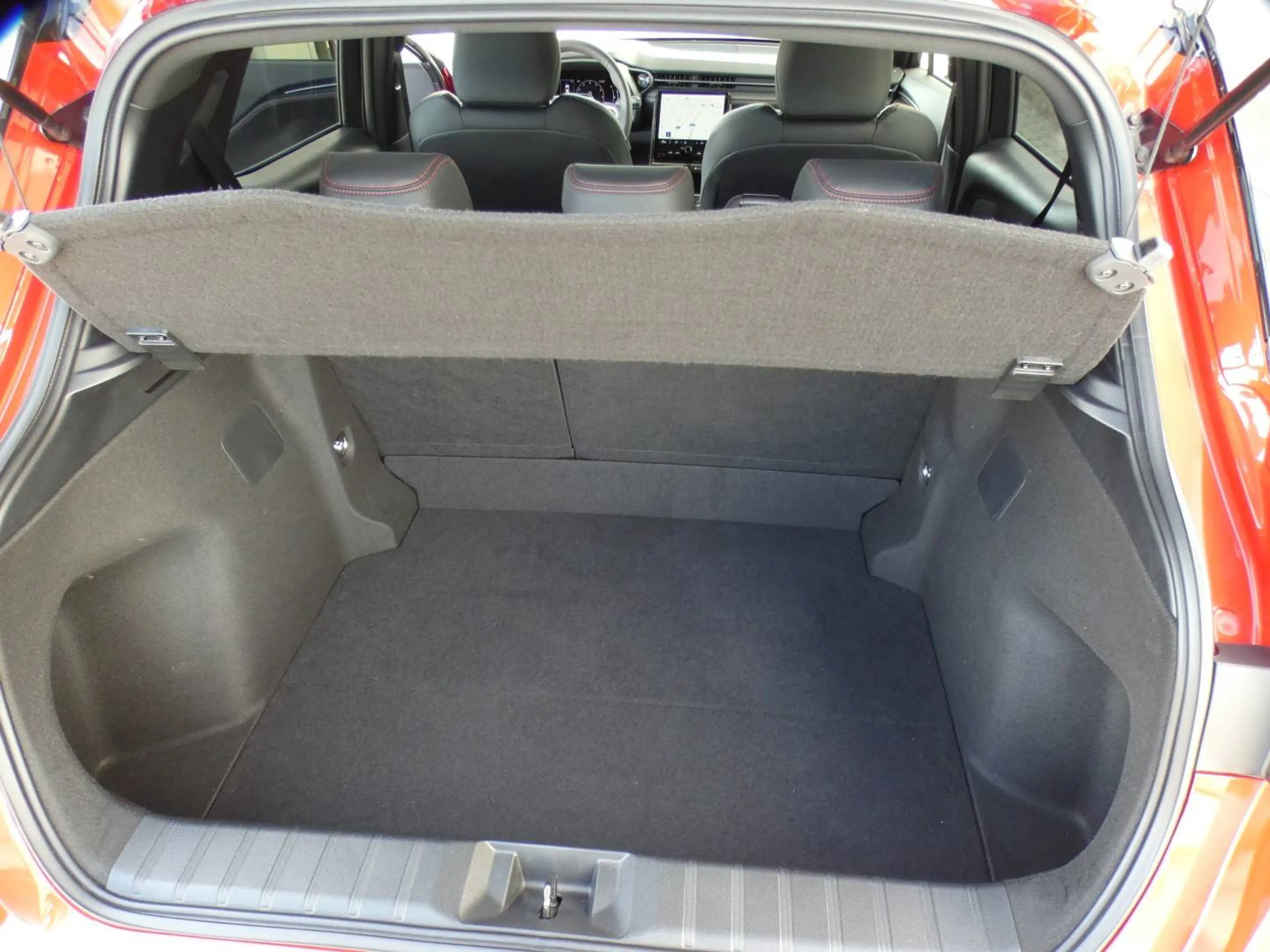 Lexus LBX Hybrid EMOTION +ZWART LEDER +Dodehoek +Zetelverwarming +Stuurwielverwarming +Parkeersensoren +Getinte ramen — photo 11