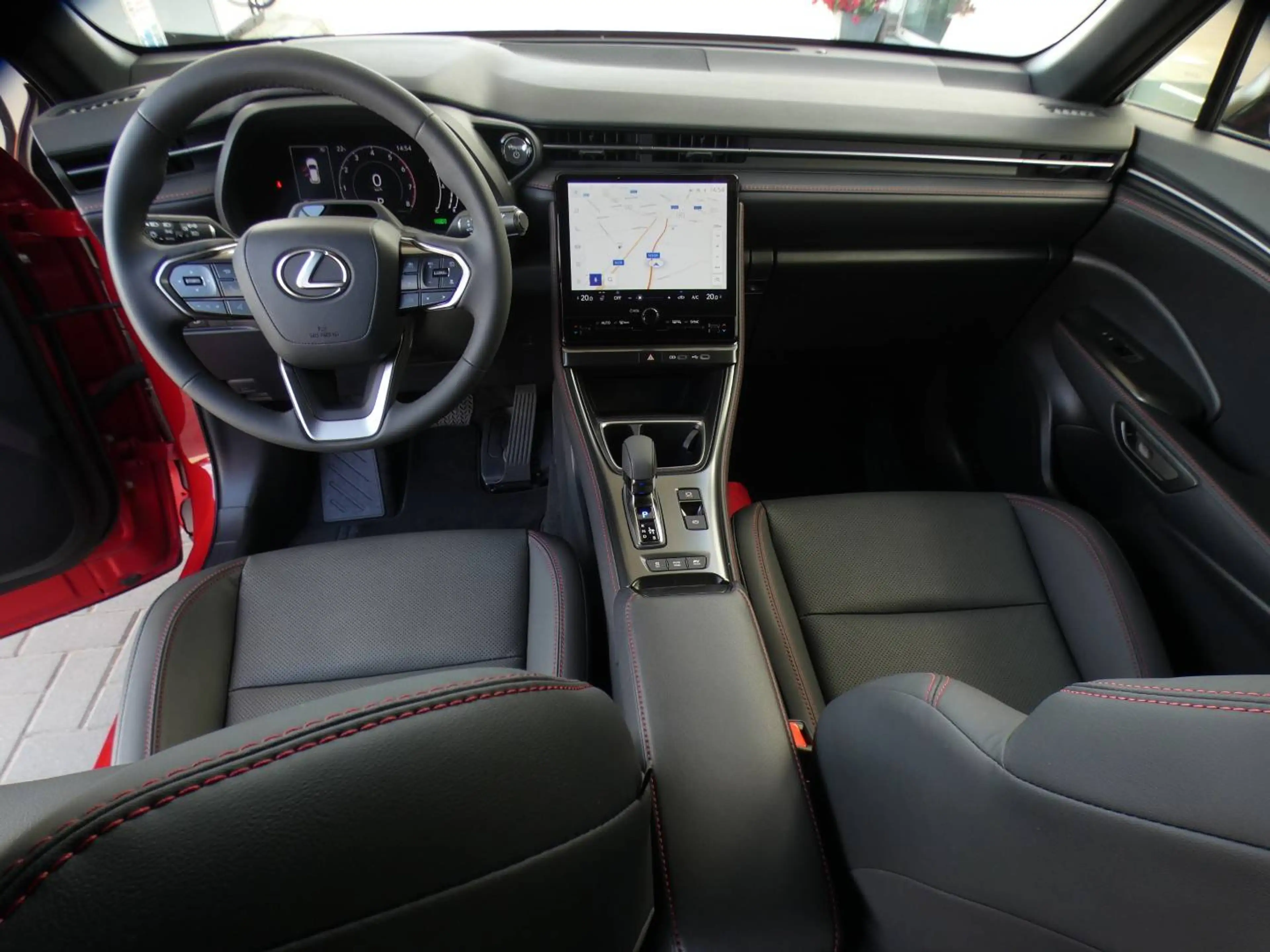 Lexus LBX Hybrid EMOTION +ZWART LEDER +Dodehoek +Zetelverwarming +Stuurwielverwarming +Parkeersensoren +Getinte ramen — photo 7