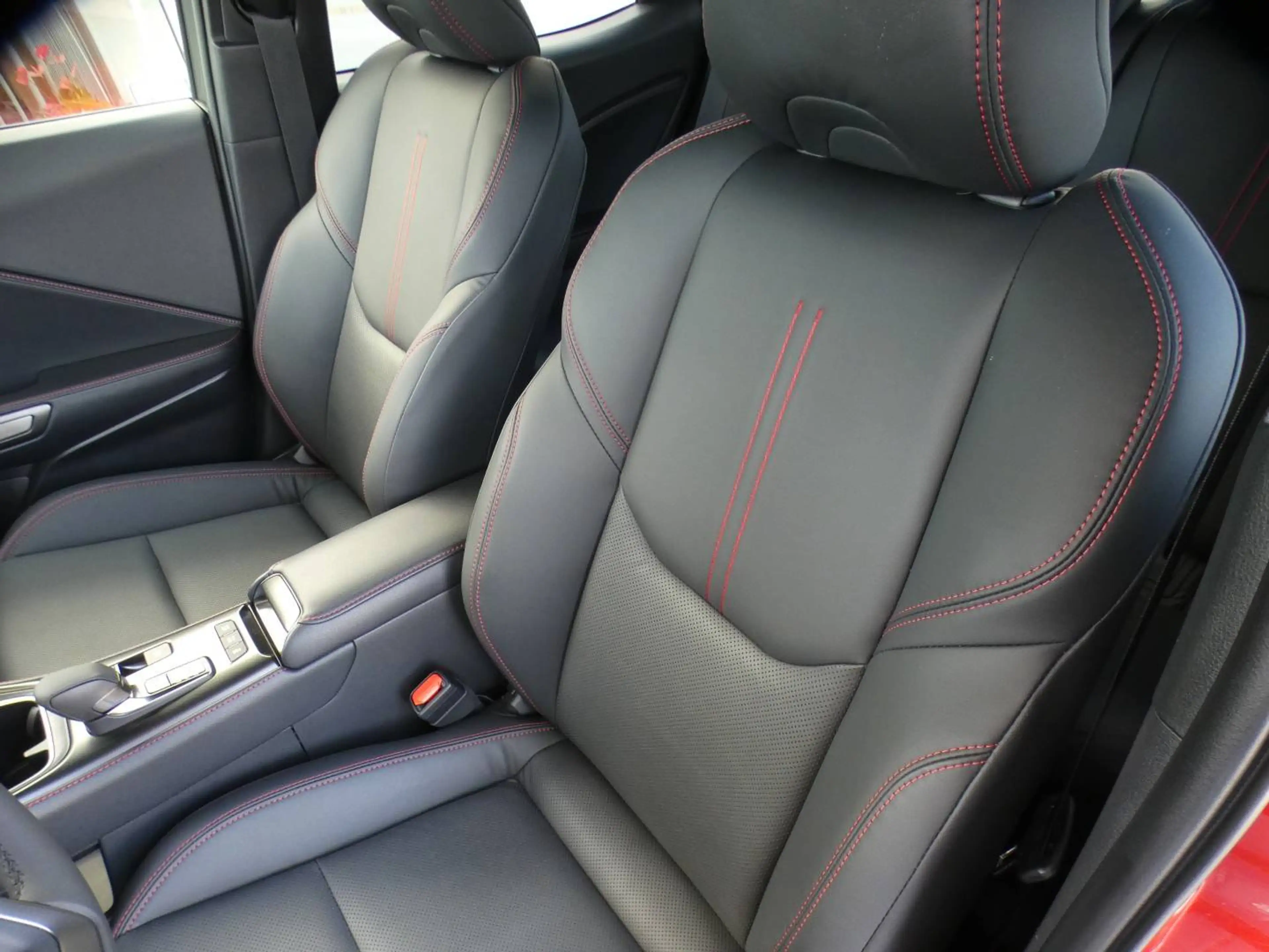 Lexus LBX Hybrid EMOTION +ZWART LEDER +Dodehoek +Zetelverwarming +Stuurwielverwarming +Parkeersensoren +Getinte ramen — photo 6