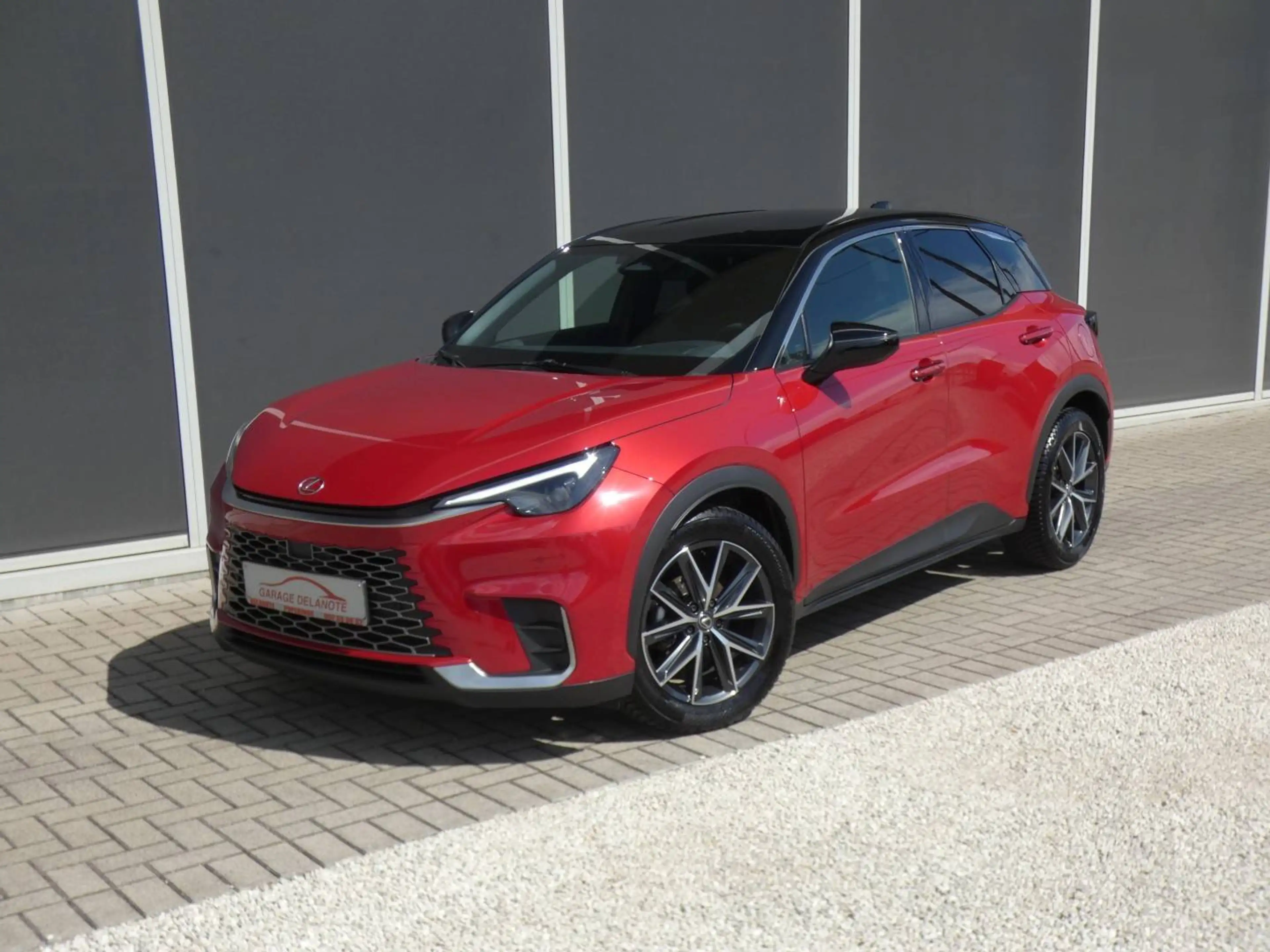 Lexus LBX Hybrid EMOTION +ZWART LEDER +Dodehoek +Zetelverwarming +Stuurwielverwarming +Parkeersensoren +Getinte ramen