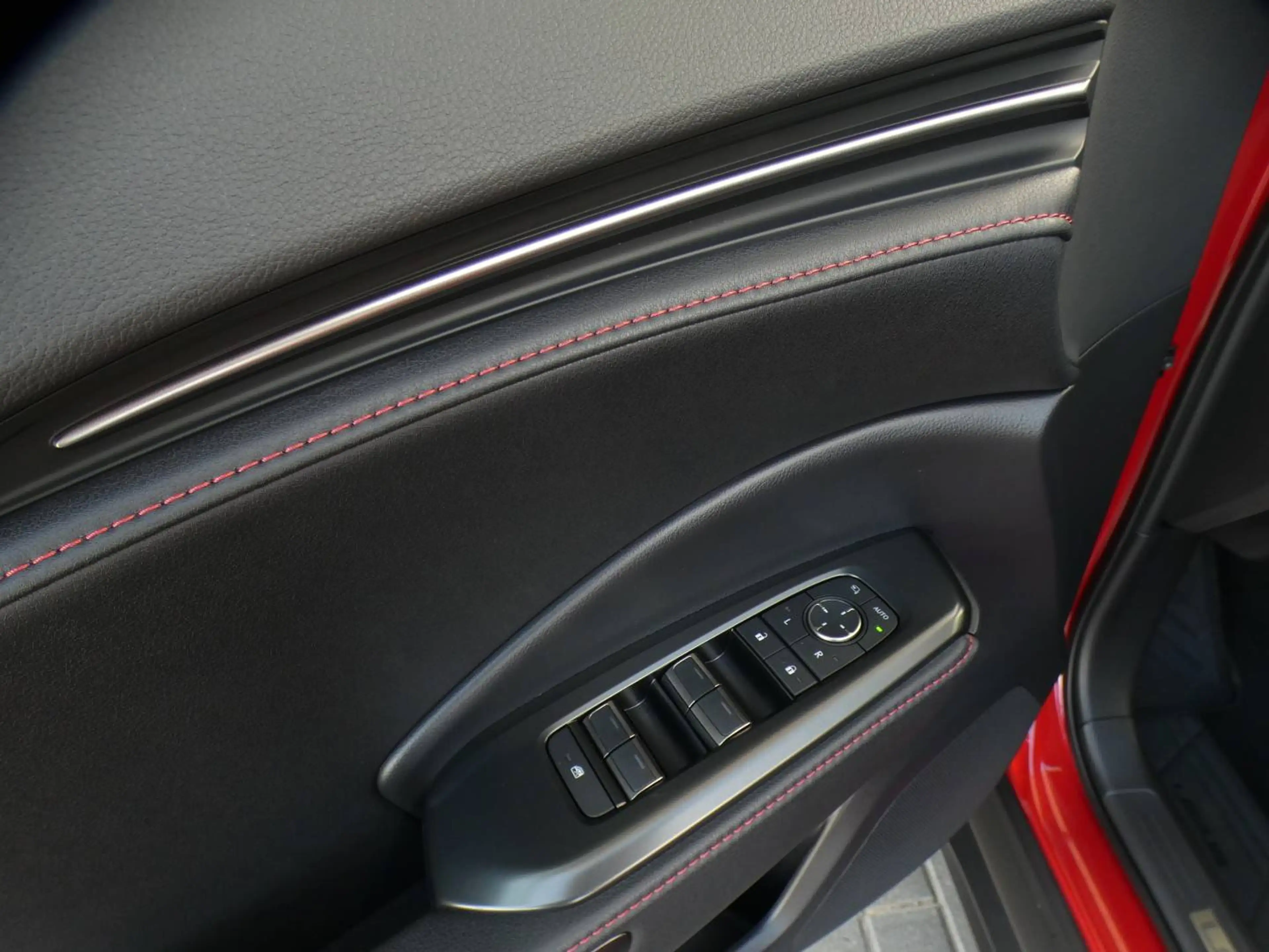 Lexus LBX Hybrid EMOTION +ZWART LEDER +Dodehoek +Zetelverwarming +Stuurwielverwarming +Parkeersensoren +Getinte ramen — photo 12
