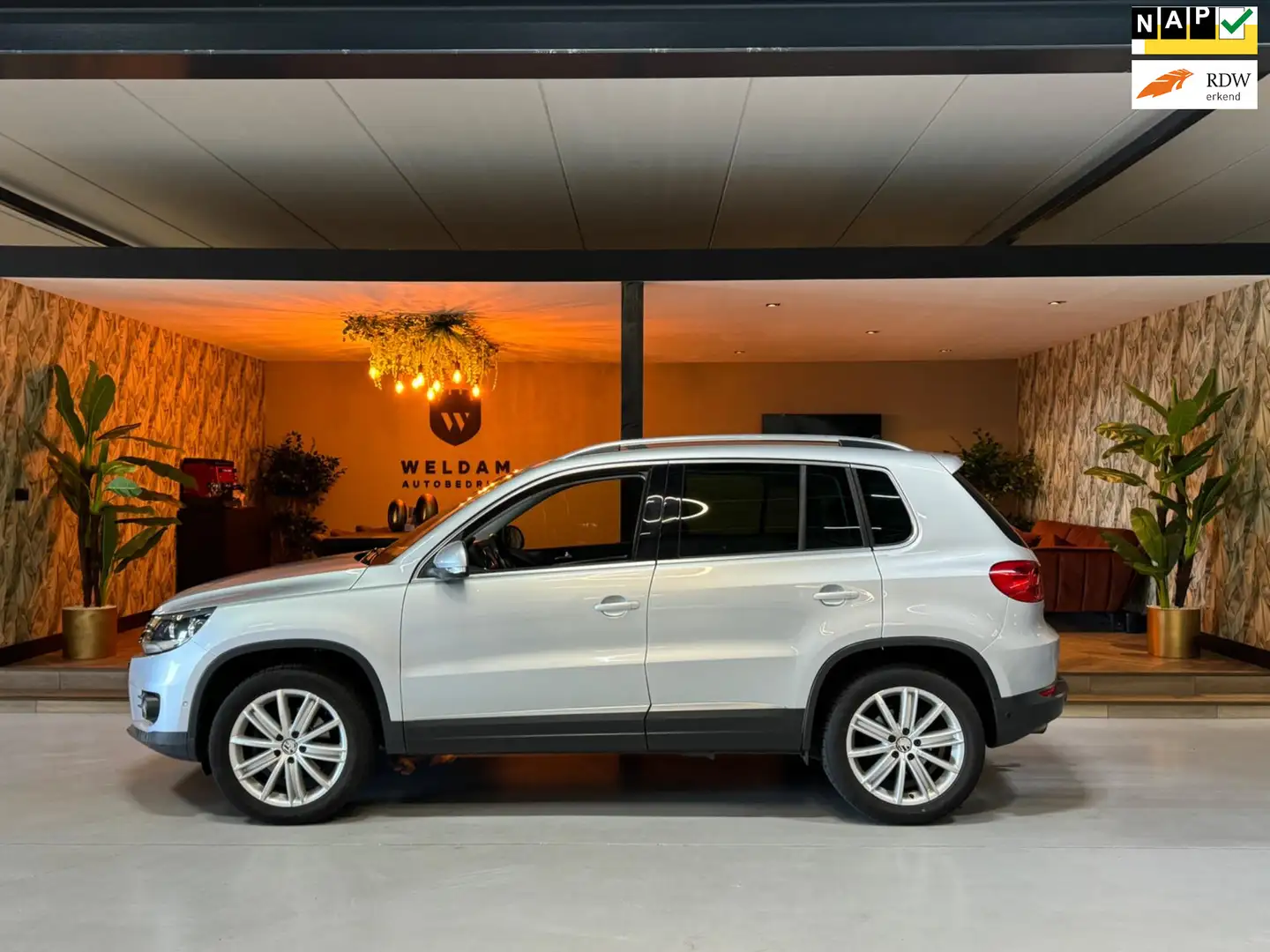 Volkswagen Tiguan 1.4 TSI Sport&Style Trekhaak PDC Cruise Clima Navi Grijs - 1