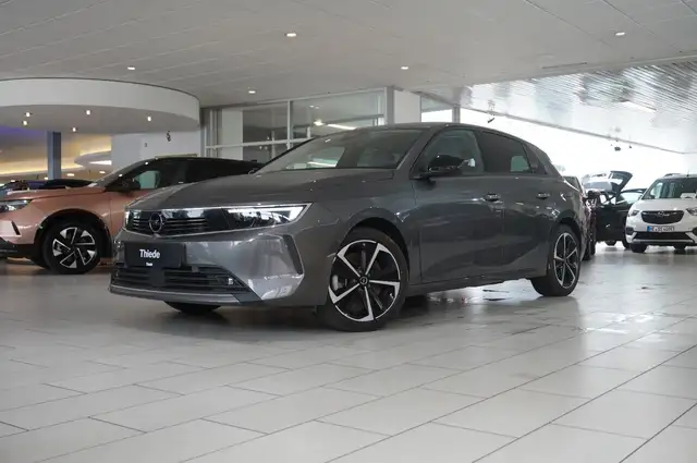 Opel Astra view 3